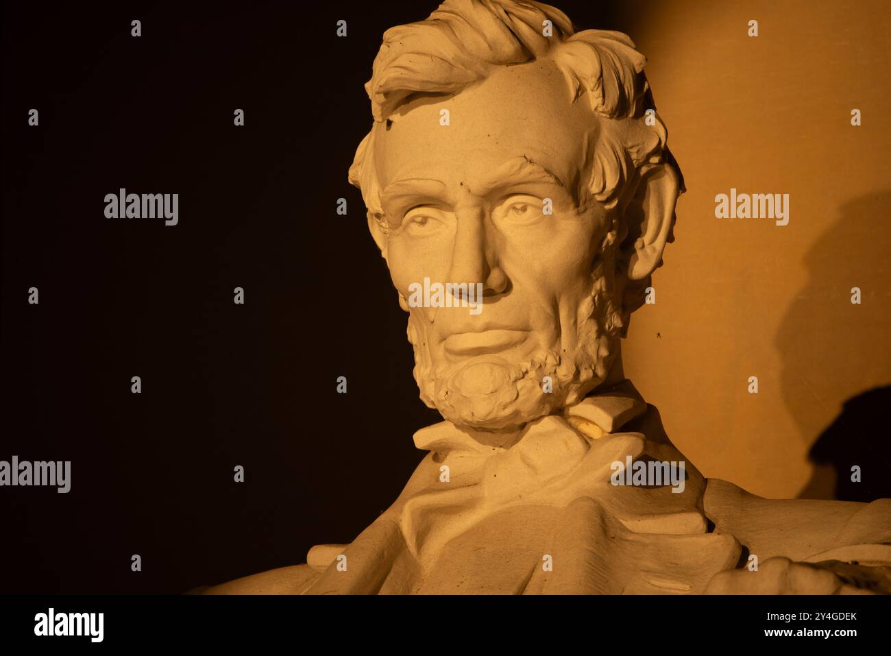 Lincoln Memorial Abraham Lincoln Statue Washington DC // WASHINGTON DC — la statue d'Abraham Lincoln à l'intérieur du Lincoln Memorial est illuminée par la lumière naturelle dorée du soleil juste après le lever du soleil. Cet effet lumineux, visible autour de l'équinoxe de printemps et d'automne, renforce la grandeur du monument lorsque le soleil brille à travers l'entrée est. Le Lincoln Memorial, situé sur le National Mall, est l'un des monuments les plus emblématiques des États-Unis. NB : la couleur et l'éclairage sont naturels. Banque D'Images