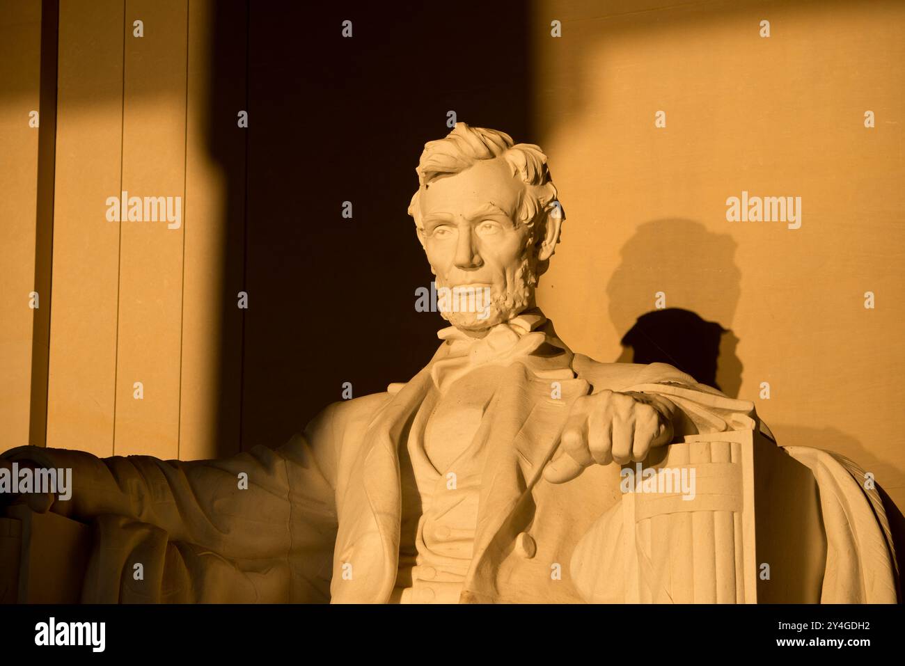 Lincoln Memorial Abraham Lincoln Statue Washington DC // WASHINGTON DC — la statue d'Abraham Lincoln à l'intérieur du Lincoln Memorial est illuminée par la lumière naturelle dorée du soleil juste après le lever du soleil. Cet effet lumineux, visible autour de l'équinoxe de printemps et d'automne, renforce la grandeur du monument lorsque le soleil brille à travers l'entrée est. Le Lincoln Memorial, situé sur le National Mall, est l'un des monuments les plus emblématiques des États-Unis. NB : la couleur et l'éclairage sont naturels. Banque D'Images