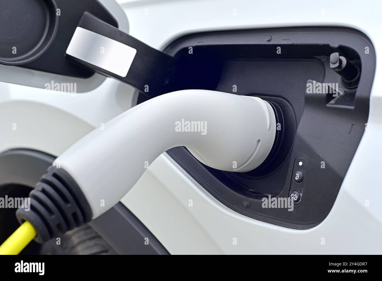 Une voiture électrique de charge avec le câble d'alimentation branché d'alimentation Banque D'Images