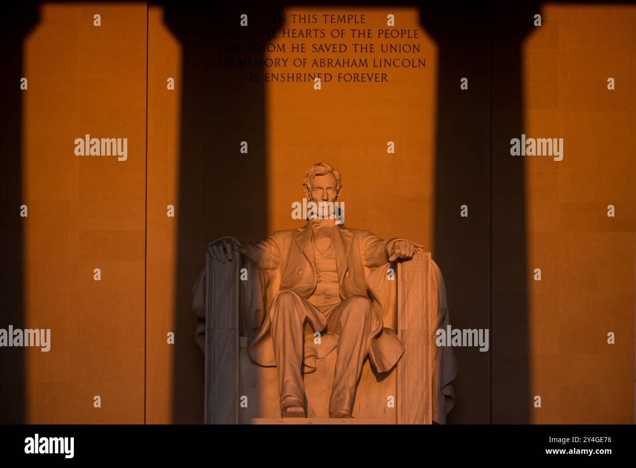 Lincoln Memorial Abraham Lincoln Statue Washington DC // WASHINGTON DC — la statue d'Abraham Lincoln à l'intérieur du Lincoln Memorial est illuminée par la lumière naturelle dorée du soleil juste après le lever du soleil. Cet effet lumineux, visible autour de l'équinoxe de printemps et d'automne, renforce la grandeur du monument lorsque le soleil brille à travers l'entrée est. Le Lincoln Memorial, situé sur le National Mall, est l'un des monuments les plus emblématiques des États-Unis. NB : la couleur et l'éclairage sont naturels. Banque D'Images