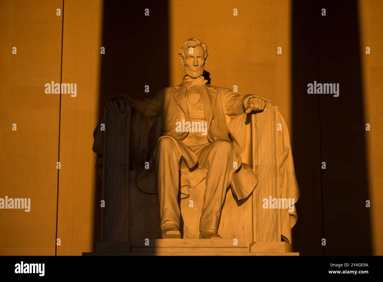 Lincoln Memorial Abraham Lincoln Statue Washington DC // WASHINGTON DC — la statue d'Abraham Lincoln à l'intérieur du Lincoln Memorial est illuminée par la lumière naturelle dorée du soleil juste après le lever du soleil. Cet effet lumineux, visible autour de l'équinoxe de printemps et d'automne, renforce la grandeur du monument lorsque le soleil brille à travers l'entrée est. Le Lincoln Memorial, situé sur le National Mall, est l'un des monuments les plus emblématiques des États-Unis. NB : la couleur et l'éclairage sont naturels. Banque D'Images