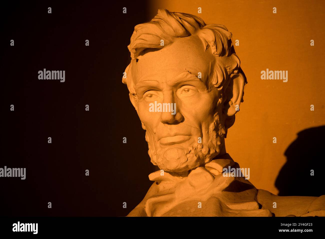 Lincoln Memorial Abraham Lincoln Statue Washington DC // WASHINGTON DC — la statue d'Abraham Lincoln à l'intérieur du Lincoln Memorial est illuminée par la lumière naturelle dorée du soleil juste après le lever du soleil. Cet effet lumineux, visible autour de l'équinoxe de printemps et d'automne, renforce la grandeur du monument lorsque le soleil brille à travers l'entrée est. Le Lincoln Memorial, situé sur le National Mall, est l'un des monuments les plus emblématiques des États-Unis. NB : la couleur et l'éclairage sont naturels. Banque D'Images