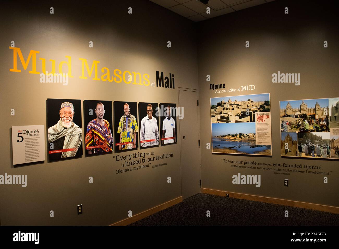 Exposition des maçons de boue du Mali Washington DC // WASHINGTON DC — L'exposition des maçons de boue du Mali au Musée national d'histoire naturelle de Smithsonian présente les techniques traditionnelles d'architecture en terre d'Afrique de l'Ouest. L'exposition démontre le savoir-faire artisanal des maçons maliens qui perpétuent des traditions de construction séculaires. Cette exposition souligne l'importance culturelle et la durabilité de l'architecture traditionnelle en boue. Banque D'Images