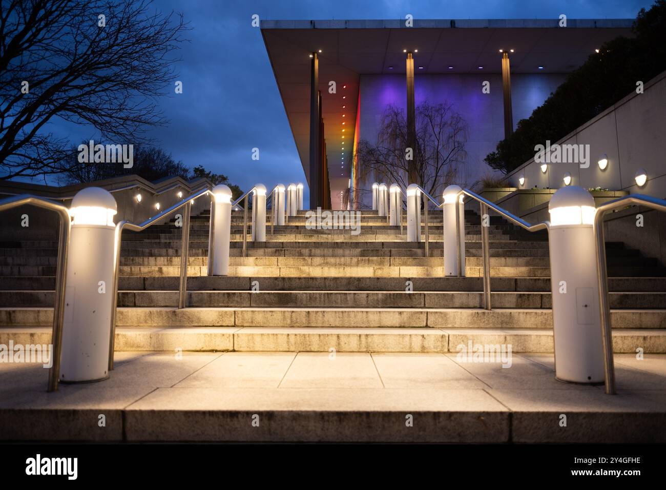 WASHINGTON DC, États-Unis — le John F. Kennedy Center for the Performing Arts présente un éclairage spécial pour les Kennedy Center Honors, avec ses grandes marches extérieures et sa façade éclairées de façon spectaculaire dans des couleurs festives. Cet éclairage annuel met en valeur l'architecture moderniste de ce centre culturel national tout en marquant l'une des plus hautes distinctions artistiques d'Amérique. Banque D'Images