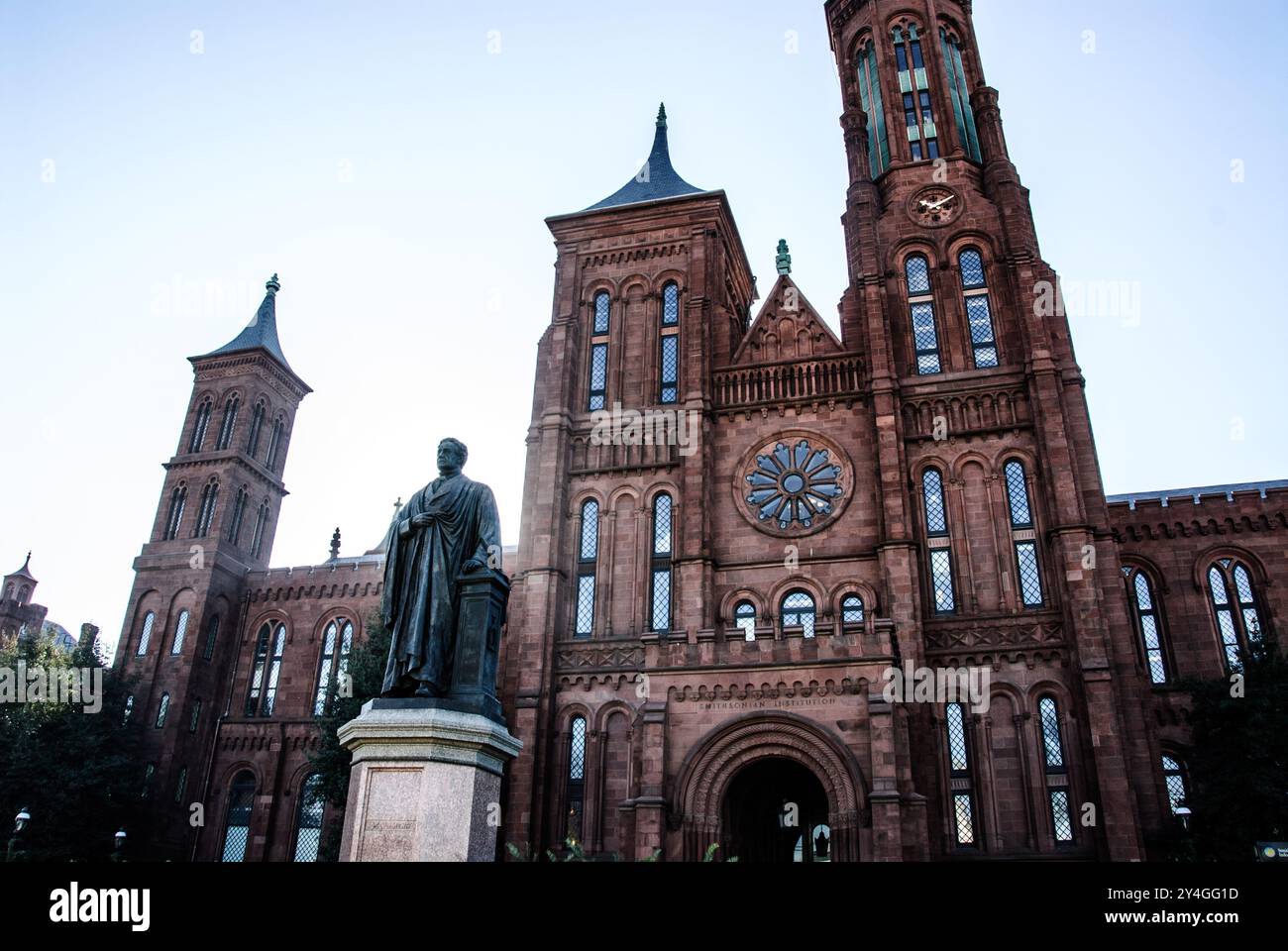 WASHINGTON DC, États-Unis — le château de Smithsonian est le siège administratif emblématique de la Smithsonian institution sur le National Mall. Une statue du fondateur James Smithson est bien en vue devant la structure néo-gothique. Le bâtiment en grès rouge, achevé en 1855, a été le premier bâtiment de l'institution et abrite maintenant des bureaux administratifs. Banque D'Images