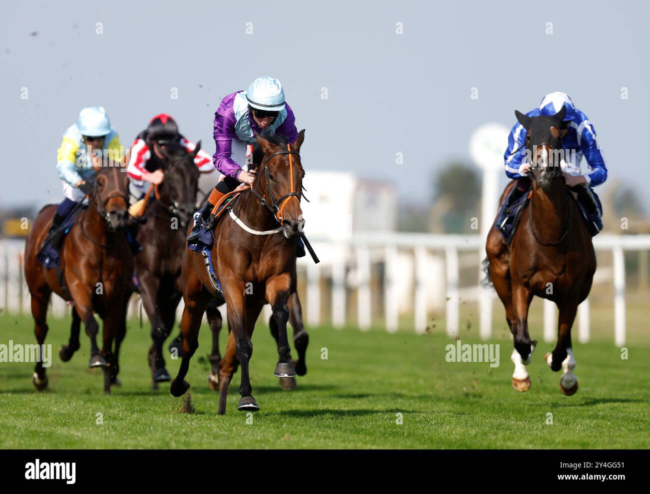 Tenez Un rêve monté par Rossa Ryan (à droite) sur leur chemin pour remporter les mises novices de l'EBF Fillies britannique lors du Festival de l'est à l'hippodrome de Great Yarmouth. Date de la photo : mercredi 18 septembre 2024. Banque D'Images