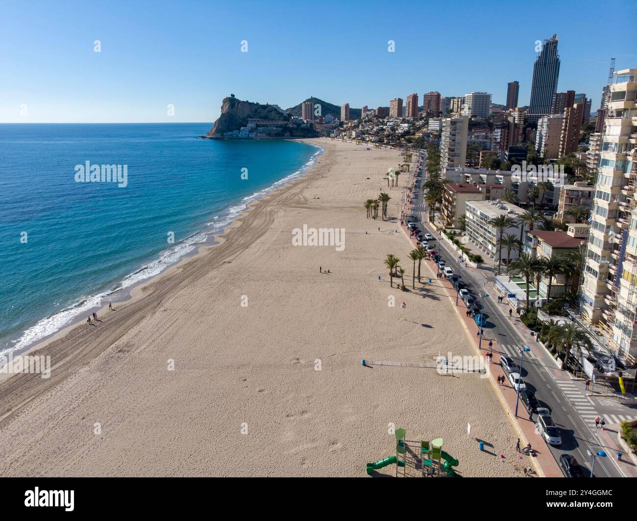 Photo aérienne prise à Benidorm en Espagne Alicante, montrant la belle plage de Playa Levante et les hôtels, les bâtiments et le paysage urbain de grande hauteur. Banque D'Images