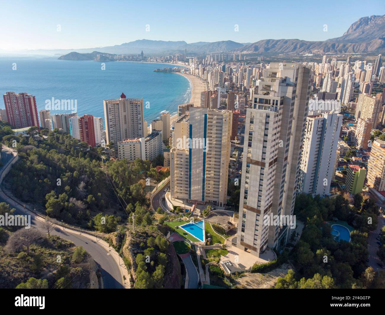 Photo aérienne prise à Benidorm en Espagne Alicante, montrant la belle plage de Playa Levante et les hôtels, les bâtiments et le paysage urbain de grande hauteur. Banque D'Images