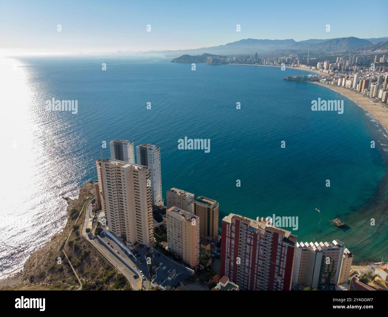 Photo aérienne prise à Benidorm en Espagne Alicante, montrant la belle plage de Playa Levante et les hôtels, les bâtiments et le paysage urbain de grande hauteur. Banque D'Images