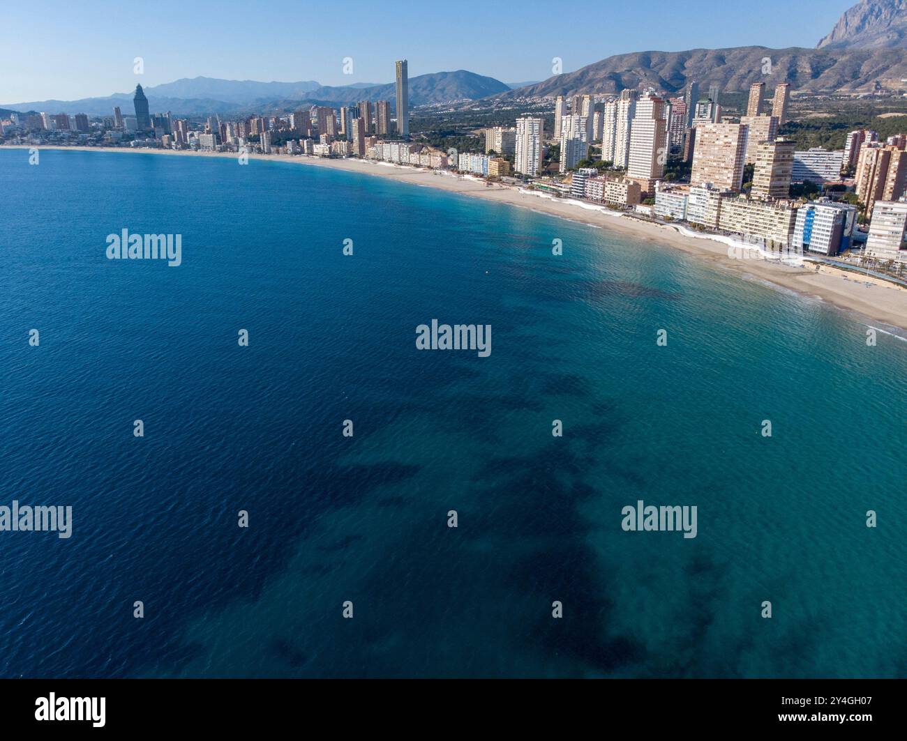 Photo aérienne prise à Benidorm en Espagne Alicante, montrant la belle plage de Playa Levante et les hôtels, les bâtiments et le paysage urbain de grande hauteur. Banque D'Images