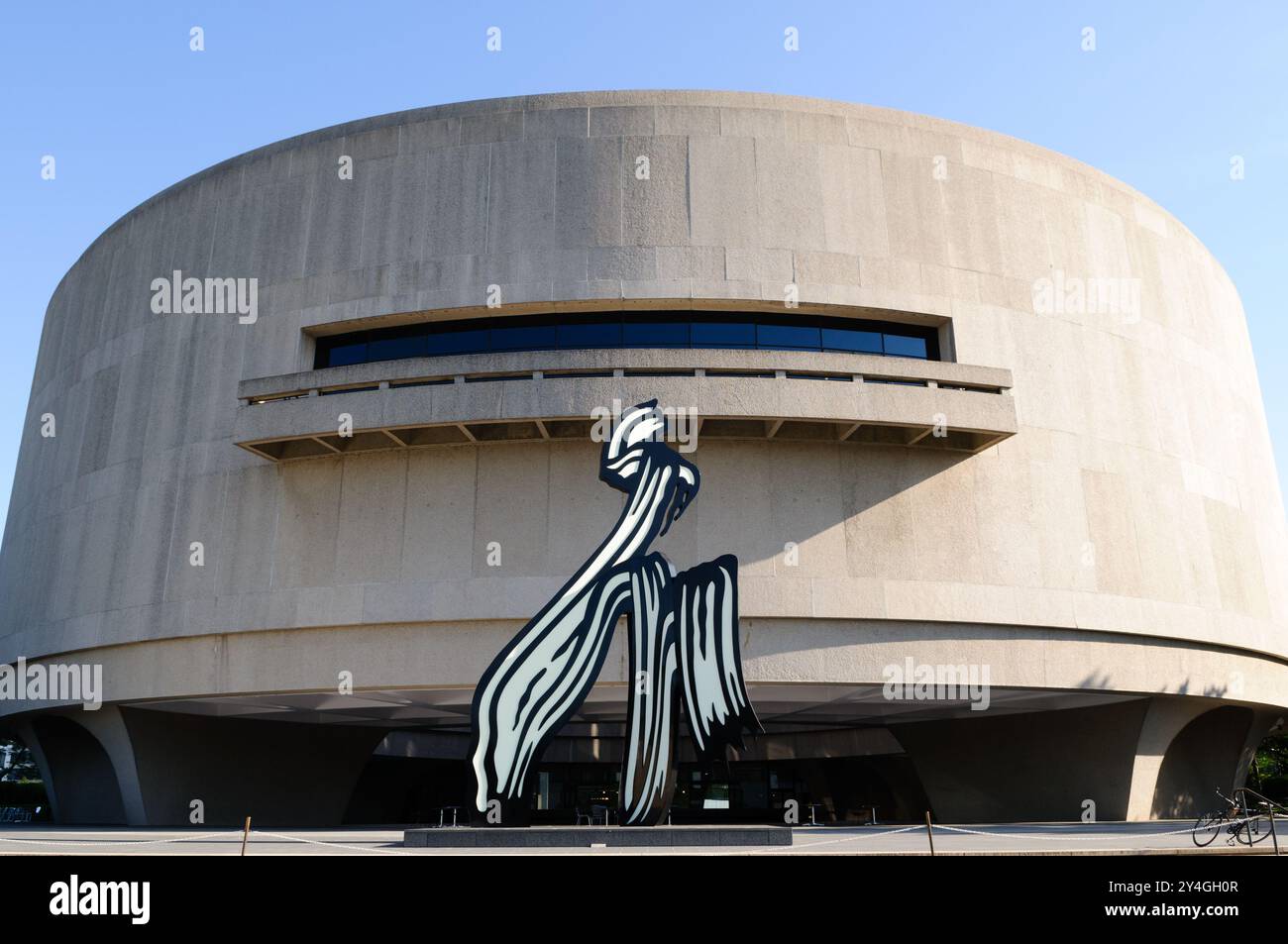 WASHINGTON DC, États-Unis — le jardin de sculptures du musée Hirshhorn, présenté avant sa rénovation majeure, présente des sculptures modernistes et contemporaines dans une galerie extérieure encastrée le long du National Mall. Cette configuration historique du jardin offrait un cadre intime pour découvrir des œuvres sculpturales à grande échelle au sein de la collection du musée. Banque D'Images