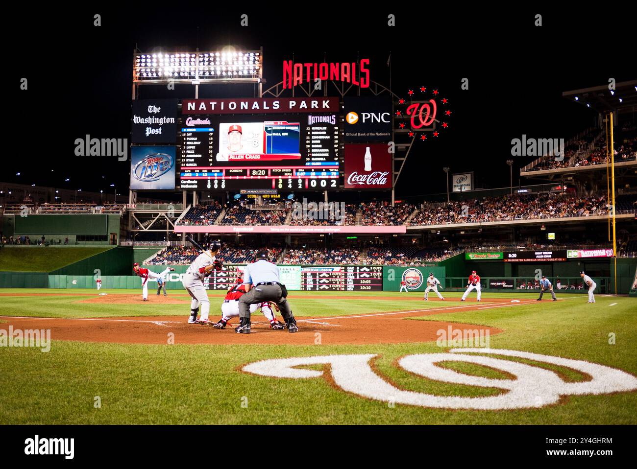 Nationals Park Baseball Game Washington DC // WASHINGTON DC, États-Unis — Une vue directement derrière la plaque de la maison au Nationals Park pendant un match entre les Nationals de Washington et les Cardinals Louis. Les Cardinals ont remporté le match avec un score final de 4-2. Banque D'Images