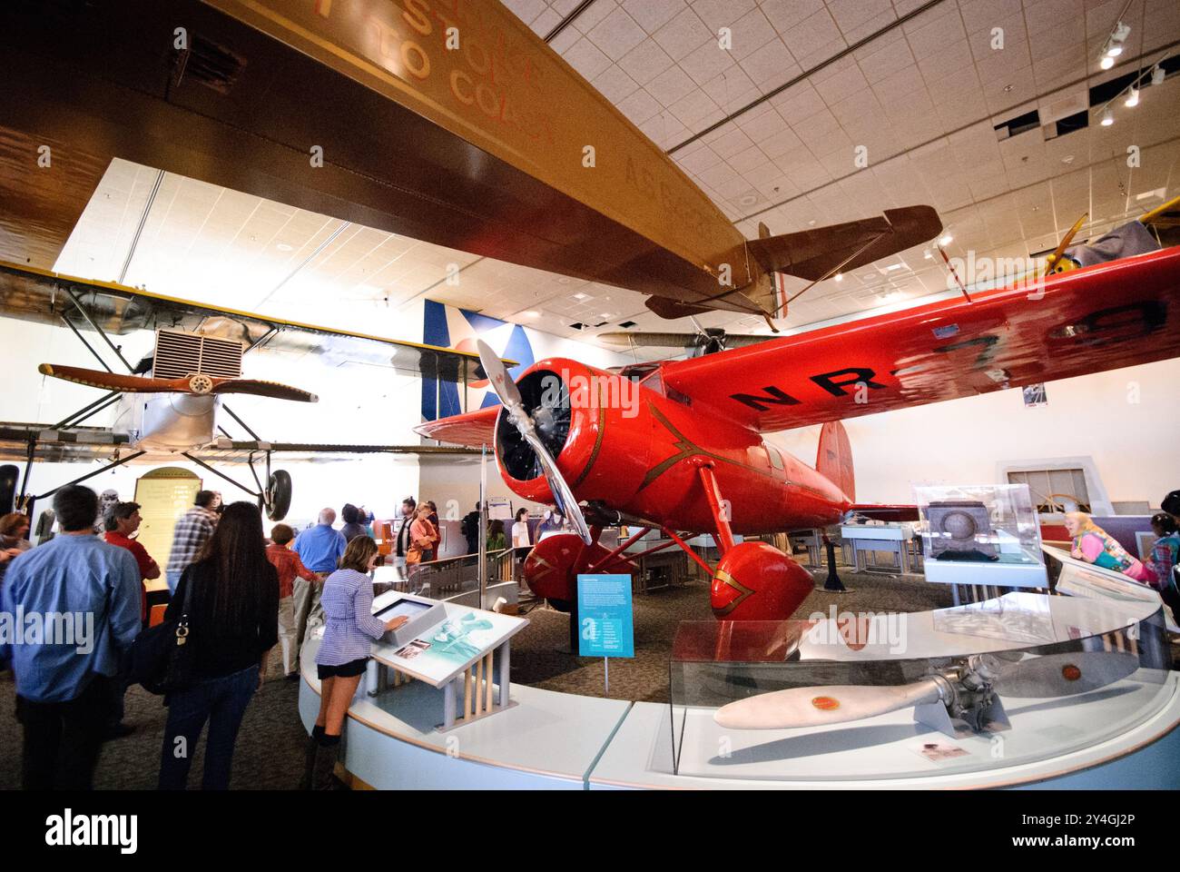 Amelia Earhart Lockheed Vega 5B National Air and Space Museum Washington DC // WASHINGTON DC — le Lockheed Vega 5B d'Amelia Earhart (enregistrement NR-7952) est conservé au Smithsonian's National Air and Space Museum. Cet avion rouge distinctif transportait Earhart lors de son vol transatlantique en solo révolutionnaire en 1932 et de son vol transpacifique en solo en 1935. Le Vega représente l'un des avions les plus importants de l'histoire de l'aviation féminine. Banque D'Images