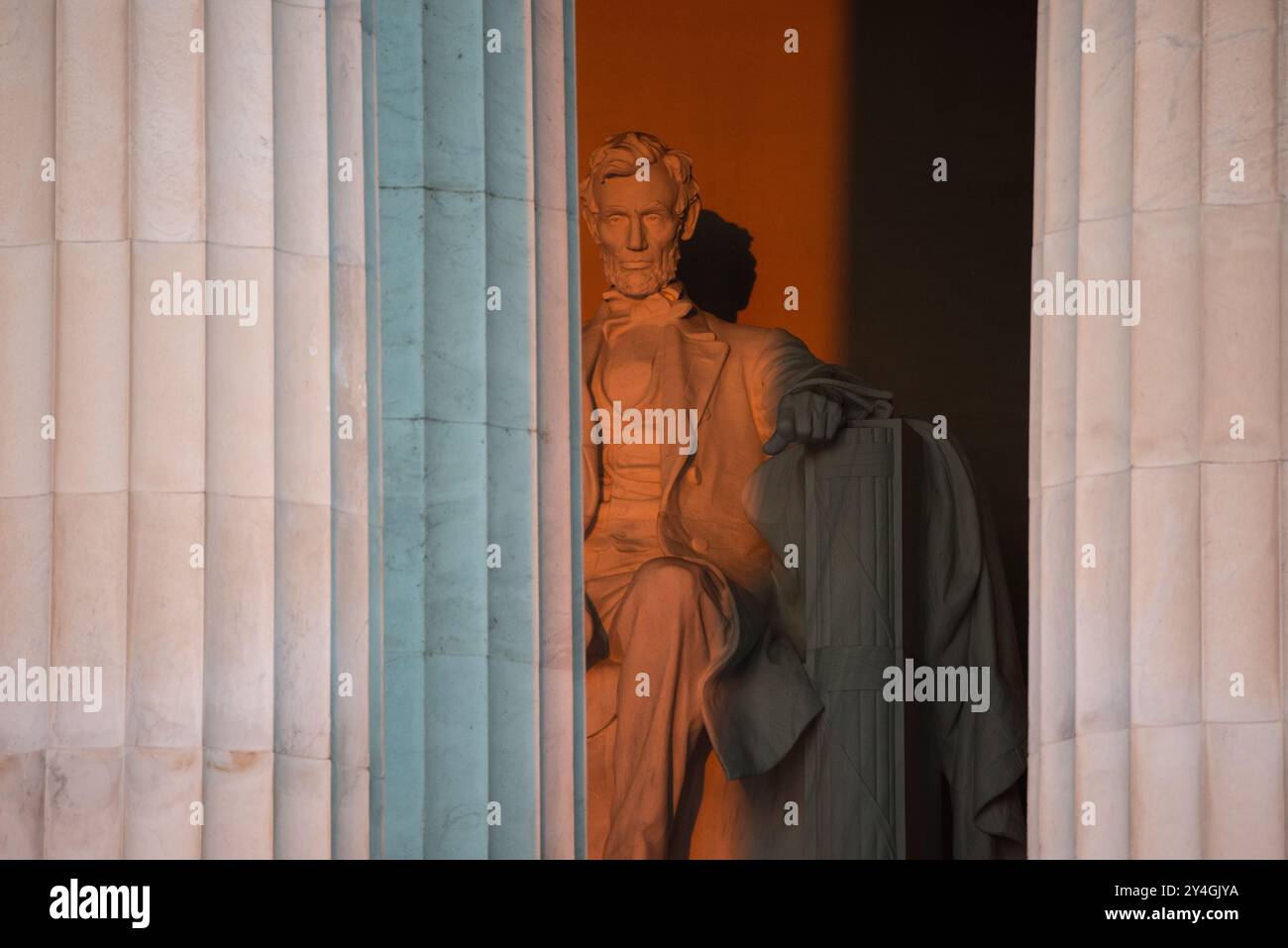 Lincoln Memorial Abraham Lincoln Statue Washington DC // WASHINGTON DC — la statue d'Abraham Lincoln à l'intérieur du Lincoln Memorial est illuminée par la lumière naturelle dorée du soleil juste après le lever du soleil. Cet effet lumineux, visible autour de l'équinoxe de printemps et d'automne, renforce la grandeur du monument lorsque le soleil brille à travers l'entrée est. Le Lincoln Memorial, situé sur le National Mall, est l'un des monuments les plus emblématiques des États-Unis. Banque D'Images