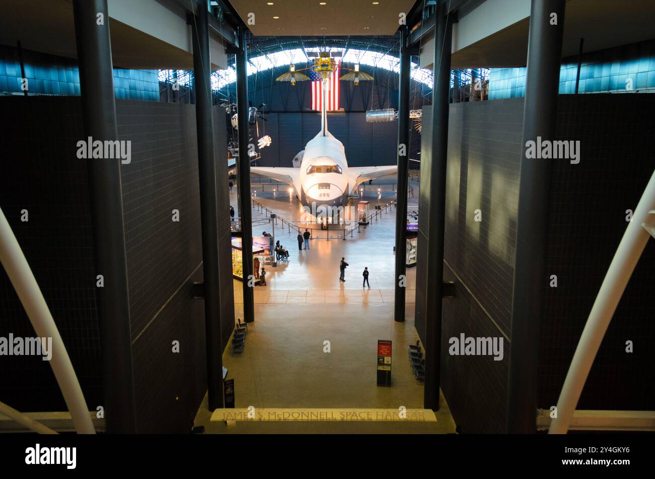 WASHINGTON DC — la navette spatiale Enterprise exposée au musée national de l'air et de l'espace Smithsonian. Ce vaisseau spatial historique, le premier orbiteur du programme de la navette spatiale, a servi de véhicule d'essai et a ouvert la voie à de futures navettes opérationnelles. L'Enterprise a depuis été remplacé dans le musée par la navette spatiale Discovery. Banque D'Images