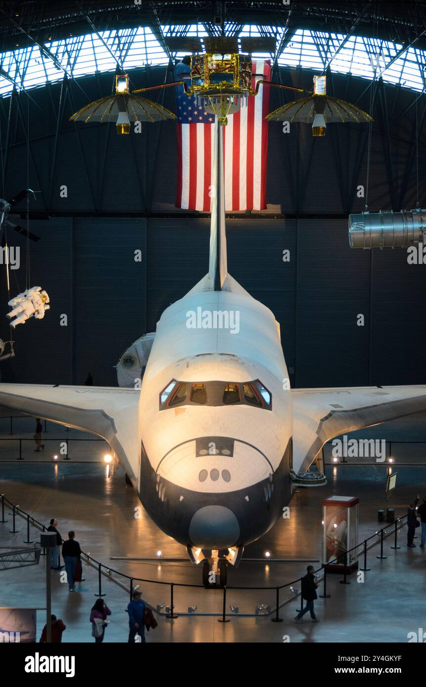 WASHINGTON DC — la navette spatiale Enterprise, le premier orbiteur de la NASA, a été exposée au Smithsonian National Air and Space Museum jusqu'en avril 2012, date à laquelle elle a été remplacée par la navette spatiale Discovery. Bien qu'il n'ait jamais volé dans l'espace, l'Enterprise a joué un rôle crucial dans le programme de la navette spatiale en tant que véhicule d'essai. Après son passage au Smithsonian, l'Enterprise est transféré au musée Intrepid Sea, Air & Space de New York, où il arrive en juin 2012. Le prototype de l'orbiteur, achevé en 1976 et nommé d'après le vaisseau Star Trek, réside maintenant dans un pavillon climatisé sur l'Intrepid Banque D'Images