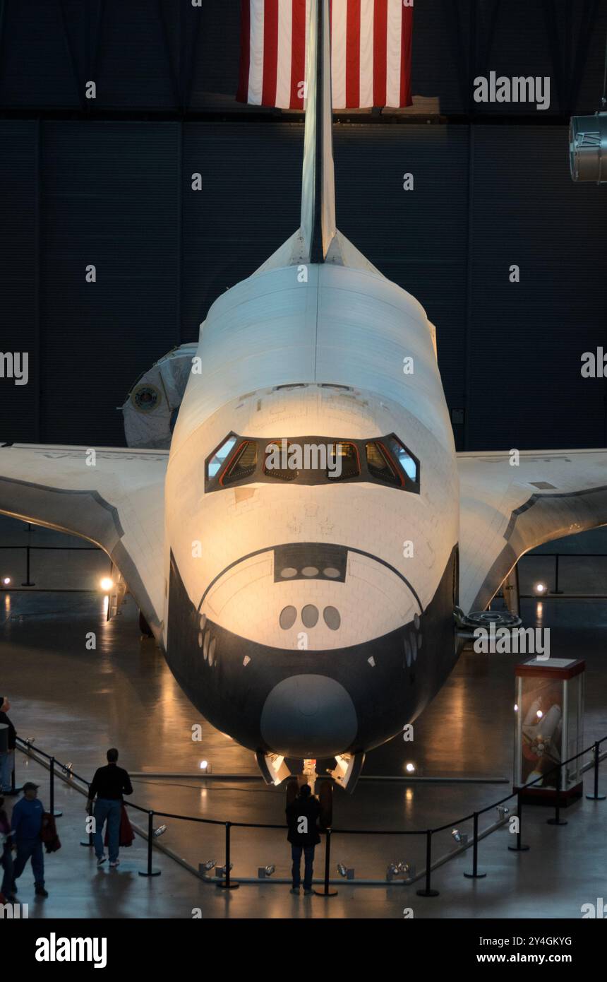 WASHINGTON DC — la navette spatiale Enterprise exposée au musée national de l'air et de l'espace Smithsonian. Ce vaisseau spatial historique, le premier orbiteur du programme de la navette spatiale, a servi de véhicule d'essai et a ouvert la voie à de futures navettes opérationnelles. L'Enterprise a depuis été remplacé dans le musée par la navette spatiale Discovery. Banque D'Images