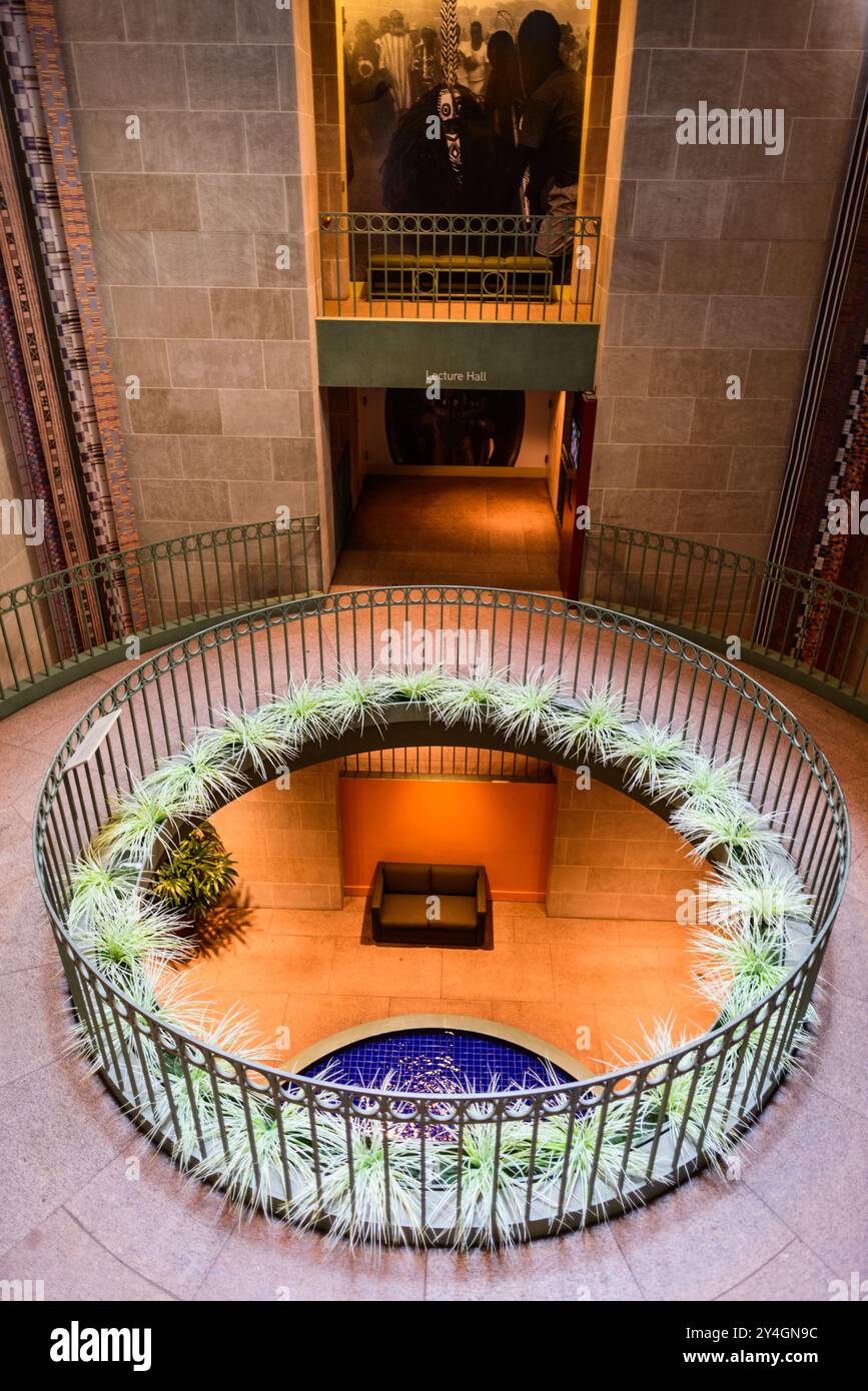 Musée national Smithsonian de l'atrium d'art africain. Le Musée national Smithsonian d'Art Africain a été ouvert à son emplacement actuel en 1987 comme MOST Banque D'Images