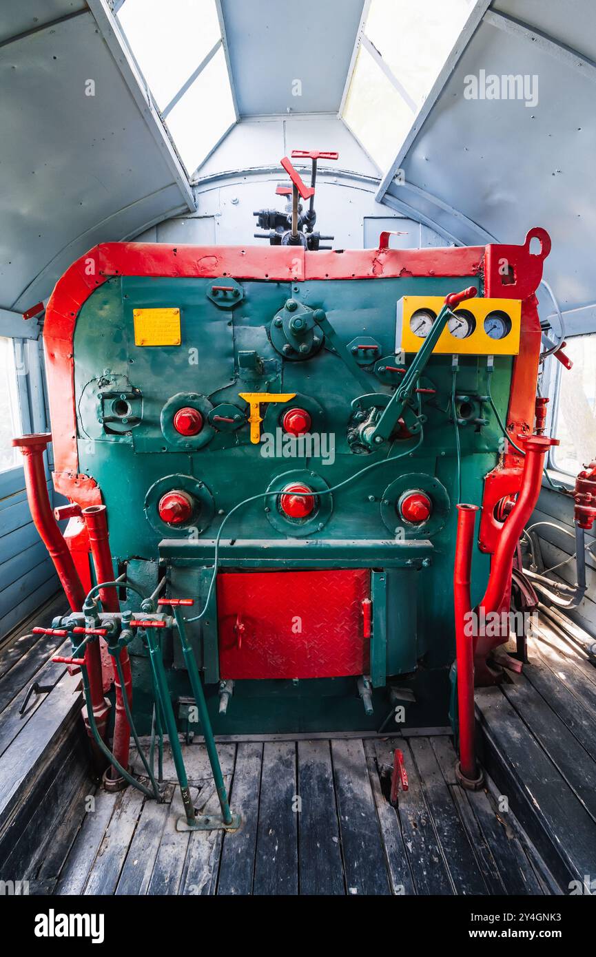 vue intérieure de la cabine du conducteur d'un train thermique. Banque D'Images