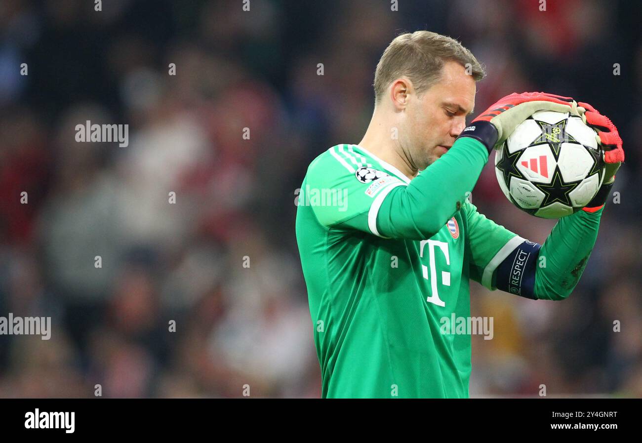 Munich, Allemagne. 17 septembre 2024. Le gardien Manuel Neuer du FC Bayern München teste le ballon lors de son match de football de l'UEFA Champions League contre le Dinamo Zagreb à l'Allianz Arena . Crédit : Davide Elias / Alamy Live News Banque D'Images