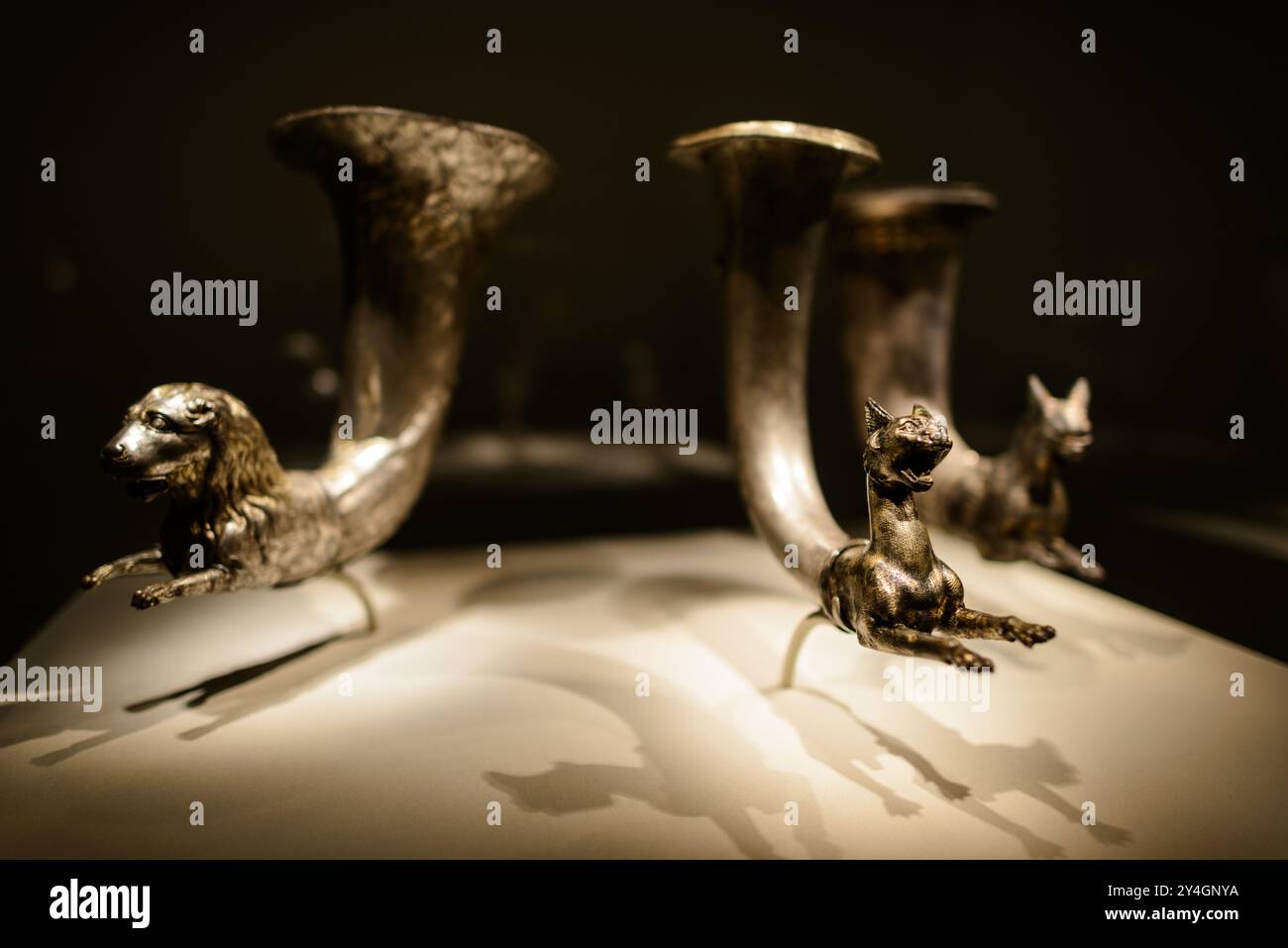 WASHINGTON DC — vases à boire parthiens, connus sous le nom de cornes à vin, exposés à la Arthur M. Sackler Gallery à Washington DC. Ces objets anciens, qui font partie de la collection de la Smithsonian institution, mettent en valeur la métallurgie complexe et l'importance culturelle des vases à boire dans l'Empire parthe, qui a régné sur l'ancienne Perse du IIIe siècle av. J.-C. Banque D'Images