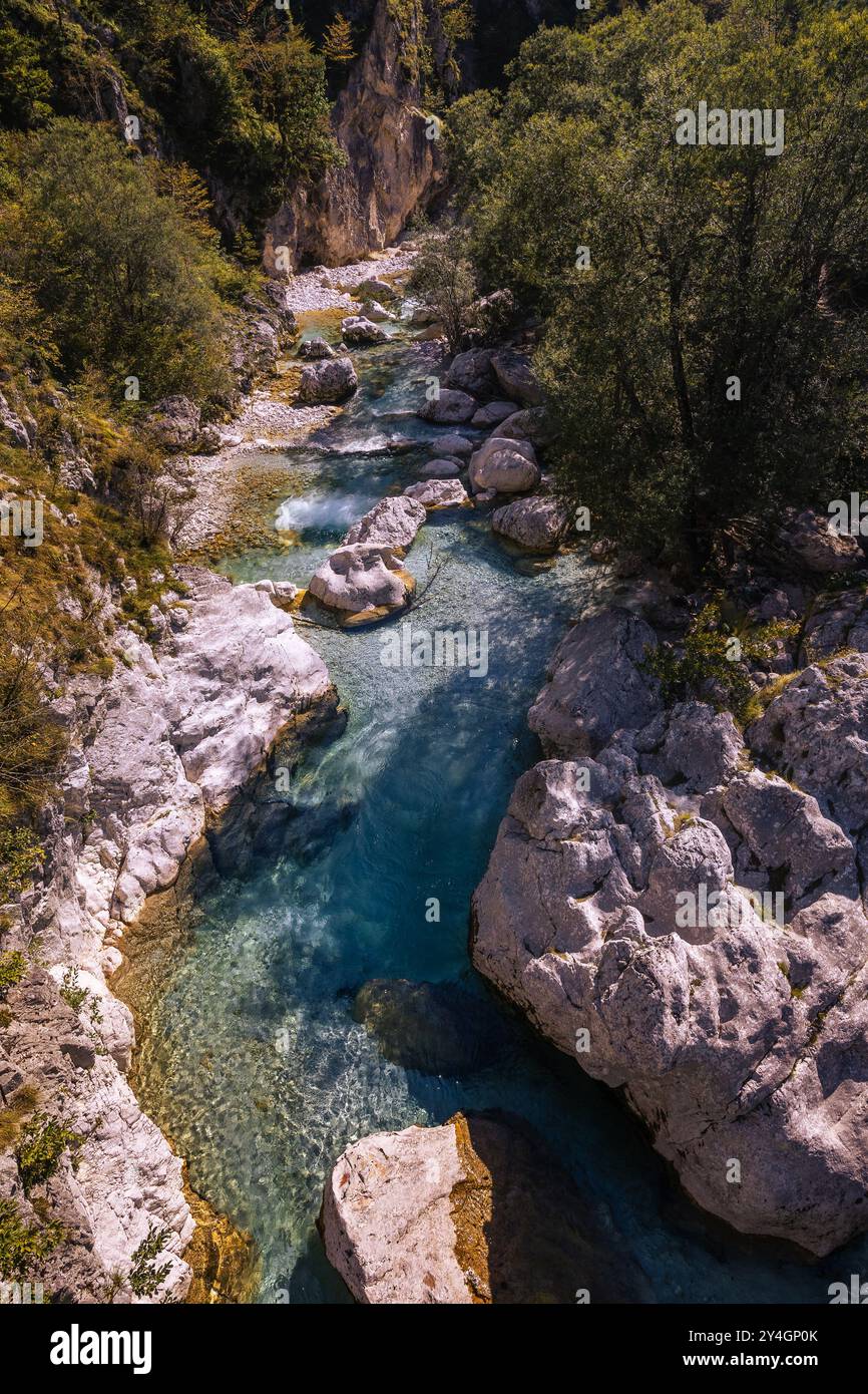 La nature sauvage incroyable et la beauté de la rivière pure et froide Soča dans le parc national du Triglav, Slovénie. Banque D'Images