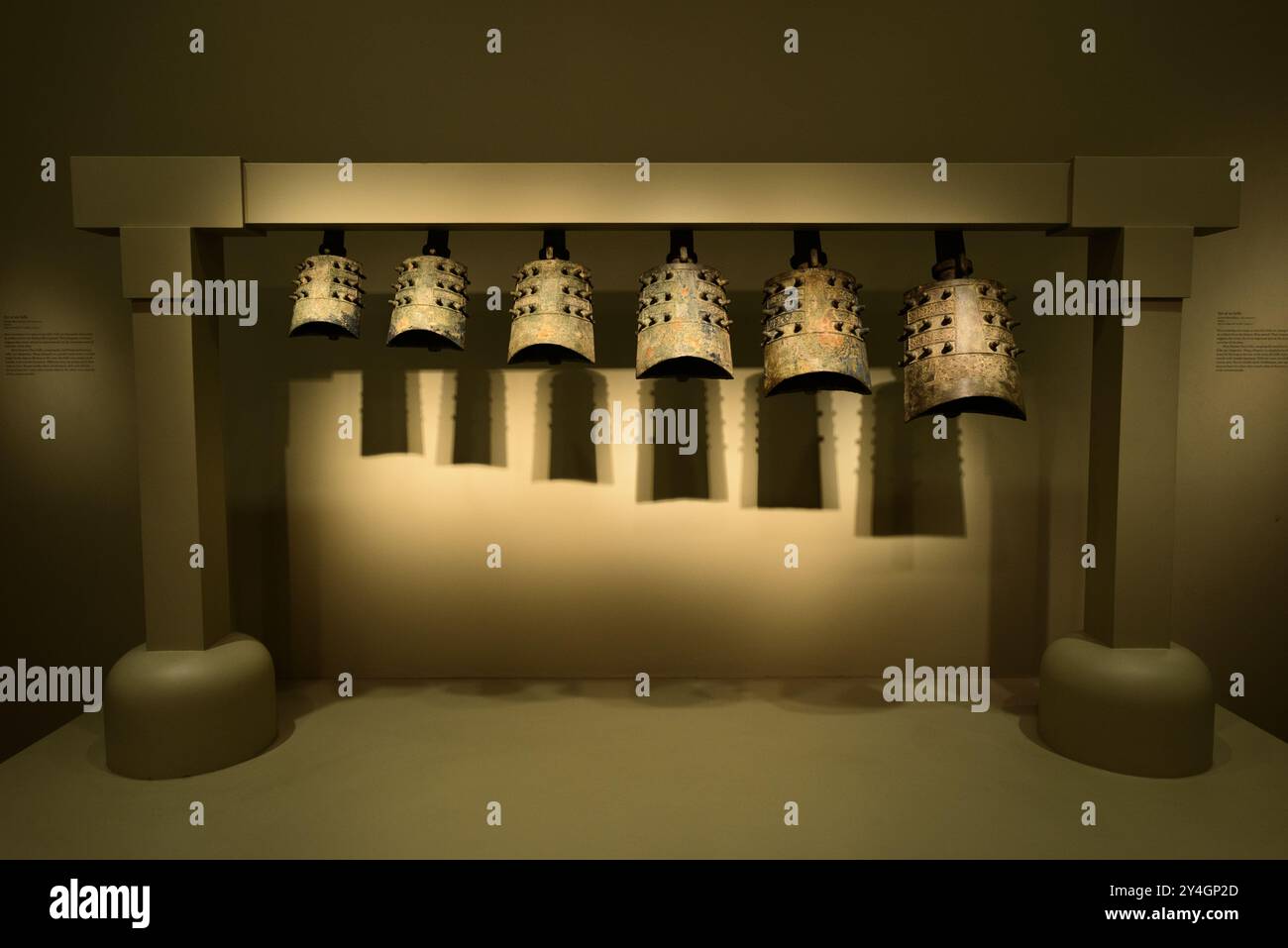 WASHINGTON DC — six cloches en bronze de Chine, datant du vie siècle av. J.-C., exposées à la Arthur M. Sackler Gallery à Washington DC. Ces instruments de musique anciens, qui font partie de la collection de la Smithsonian institution, présentent les techniques sophistiquées de moulage en bronze et les traditions musicales des débuts de la civilisation chinoise. Banque D'Images