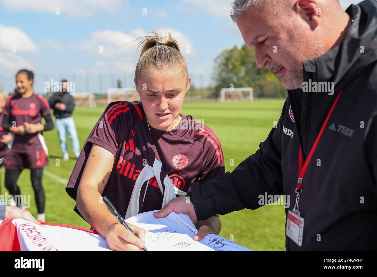 Georgia Standway (FC Bayern Muenchen, 31) nach dem Training, Oeffentliches Training. FC Bayern Muenchen Frauen, Fussball, saison 24/25, 18.09.2024, Foto : Eibner-Pressefoto/Jenni Maul Banque D'Images