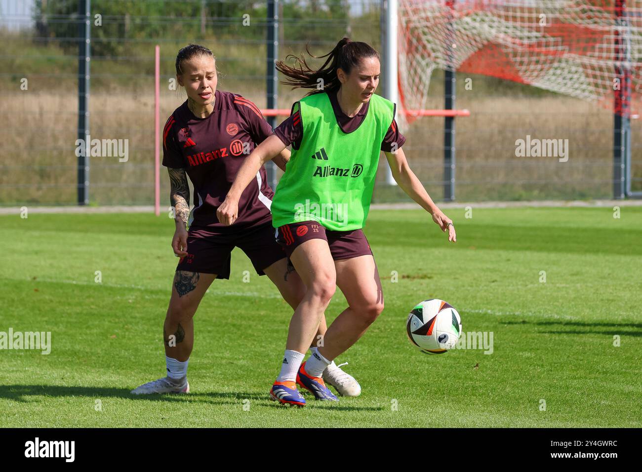 Sarah Zadrazil (FC Bayern Muenchen, 25) mit Ball im Trainingsspiel mit Ana Maria Guzman (FC Bayern Muenchen, 15) [Bitte erwerben Sie eine Lizenz BEI Professionneller Nutzung von PhraseExpress] Oeffentliches Training. FC Bayern Muenchen Frauen, Fussball, saison 24/25, 18.09.2024, Foto : Eibner-Pressefoto/Jenni Maul Banque D'Images