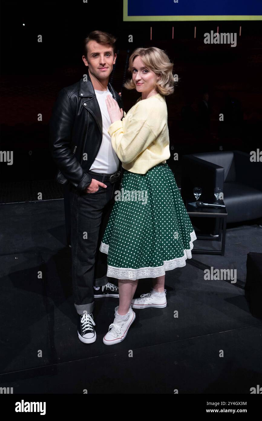 Lottie POWER, Saengerin, musical-Darstellerin, spielt die Rolle der Sandy, Ben DARCY Saenger, musical-Darsteller, spielt die Rolle des Danny, in dem musical Grease - Das Hitmusical Vorstellung des neuen programms fuer das Metronom Theater Oberhausen, , Metronom Theater Oberhausen am 18.09.2024, *** Lottie POWER, chanteur, interprète musical, joue le rôle de Sandy, interprète musical, interprète DE la musique, Ben DARHAUSY, interprète musical, dans le nouveau rôle DE Metronom, dans le nouveau rôle de la comédie musicale DE la musique DE la musique DE la musique de la musique de la musique, Metronom Theater Oberhausen le 18 09 2024, Banque D'Images
