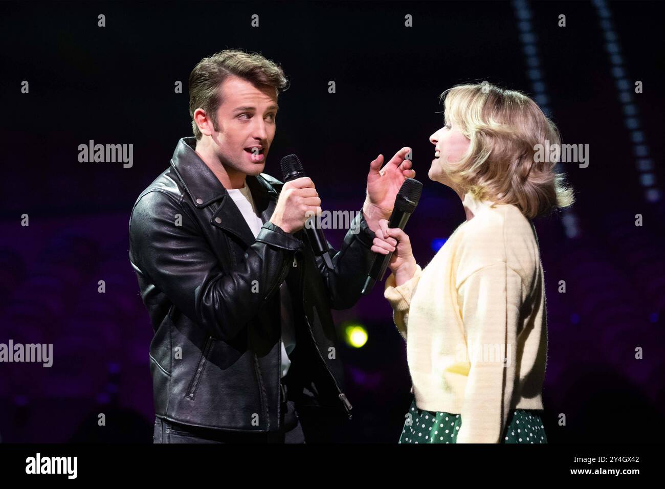 Lottie POWER, Saengerin, musical-Darstellerin, spielt die Rolle der Sandy, Ben DARCY Saenger, musical-Darsteller, spielt die Rolle des Danny, in dem musical Grease - Das Hitmusical Vorstellung des neuen programms fuer das Metronom Theater Oberhausen, , Metronom Theater Oberhausen am 18.09.2024, *** Lottie POWER, chanteur, interprète musical, joue le rôle de Sandy, interprète musical, interprète DE la musique, Ben DARHAUSY, interprète musical, dans le nouveau rôle DE Metronom, dans le nouveau rôle de la comédie musicale DE la musique DE la musique DE la musique de la musique de la musique, Metronom Theater Oberhausen le 18 09 2024, Banque D'Images