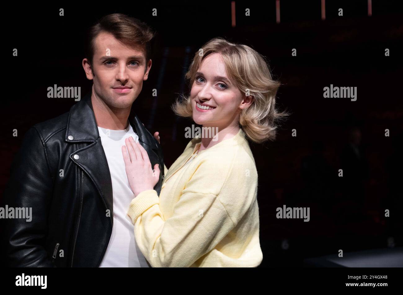 Lottie POWER, Saengerin, musical-Darstellerin, spielt die Rolle der Sandy, Ben DARCY Saenger, musical-Darsteller, spielt die Rolle des Danny, in dem musical Grease - Das Hitmusical Vorstellung des neuen programms fuer das Metronom Theater Oberhausen, , Metronom Theater Oberhausen am 18.09.2024, *** Lottie POWER, chanteur, interprète musical, joue le rôle de Sandy, interprète musical, interprète DE la musique, Ben DARHAUSY, interprète musical, dans le nouveau rôle DE Metronom, dans le nouveau rôle de la comédie musicale DE la musique DE la musique DE la musique de la musique de la musique, Metronom Theater Oberhausen le 18 09 2024, Banque D'Images