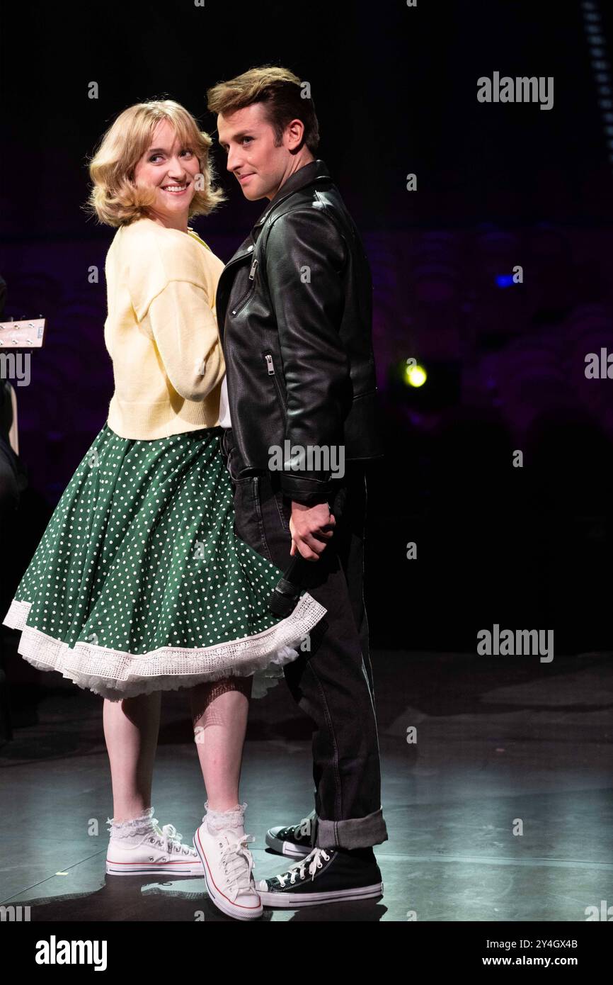 Lottie POWER, Saengerin, musical-Darstellerin, spielt die Rolle der Sandy, Ben DARCY Saenger, musical-Darsteller, spielt die Rolle des Danny, in dem musical Grease - Das Hitmusical Vorstellung des neuen programms fuer das Metronom Theater Oberhausen, , Metronom Theater Oberhausen am 18.09.2024, *** Lottie POWER, chanteur, interprète musical, joue le rôle de Sandy, interprète musical, interprète DE la musique, Ben DARHAUSY, interprète musical, dans le nouveau rôle DE Metronom, dans le nouveau rôle de la comédie musicale DE la musique DE la musique DE la musique de la musique de la musique, Metronom Theater Oberhausen le 18 09 2024, Banque D'Images