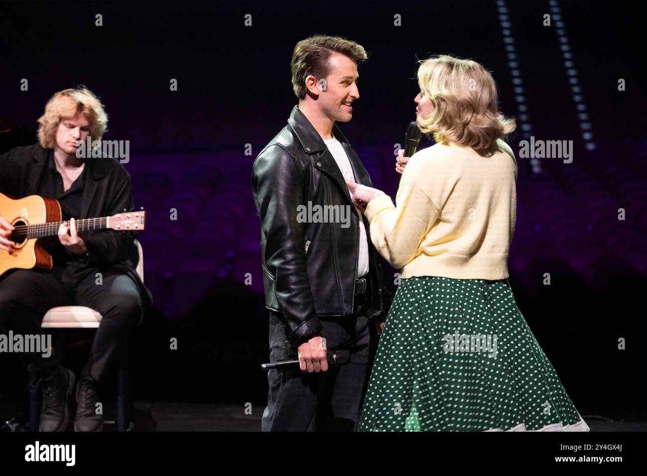 Lottie POWER, Saengerin, musical-Darstellerin, spielt die Rolle der Sandy, Ben DARCY Saenger, musical-Darsteller, spielt die Rolle des Danny, in dem musical Grease - Das Hitmusical Vorstellung des neuen programms fuer das Metronom Theater Oberhausen, , Metronom Theater Oberhausen am 18.09.2024, *** Lottie POWER, chanteur, interprète musical, joue le rôle de Sandy, interprète musical, interprète DE la musique, Ben DARHAUSY, interprète musical, dans le nouveau rôle DE Metronom, dans le nouveau rôle de la comédie musicale DE la musique DE la musique DE la musique de la musique de la musique, Metronom Theater Oberhausen le 18 09 2024, Banque D'Images
