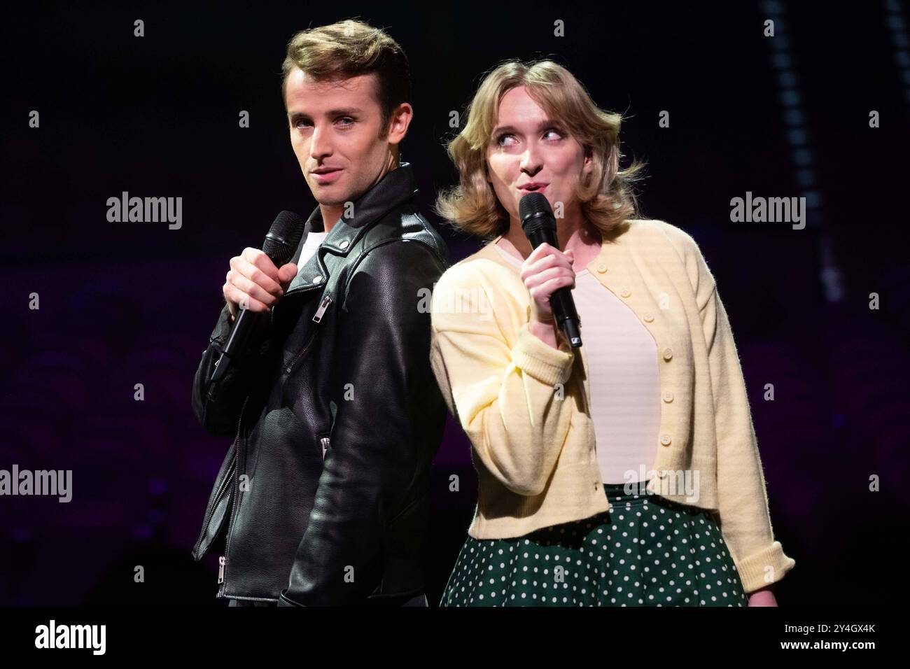 Lottie POWER, Saengerin, musical-Darstellerin, spielt die Rolle der Sandy, Ben DARCY Saenger, musical-Darsteller, spielt die Rolle des Danny, in dem musical Grease - Das Hitmusical Vorstellung des neuen programms fuer das Metronom Theater Oberhausen, , Metronom Theater Oberhausen am 18.09.2024, *** Lottie POWER, chanteur, interprète musical, joue le rôle de Sandy, interprète musical, interprète DE la musique, Ben DARHAUSY, interprète musical, dans le nouveau rôle DE Metronom, dans le nouveau rôle de la comédie musicale DE la musique DE la musique DE la musique de la musique de la musique, Metronom Theater Oberhausen le 18 09 2024, Banque D'Images
