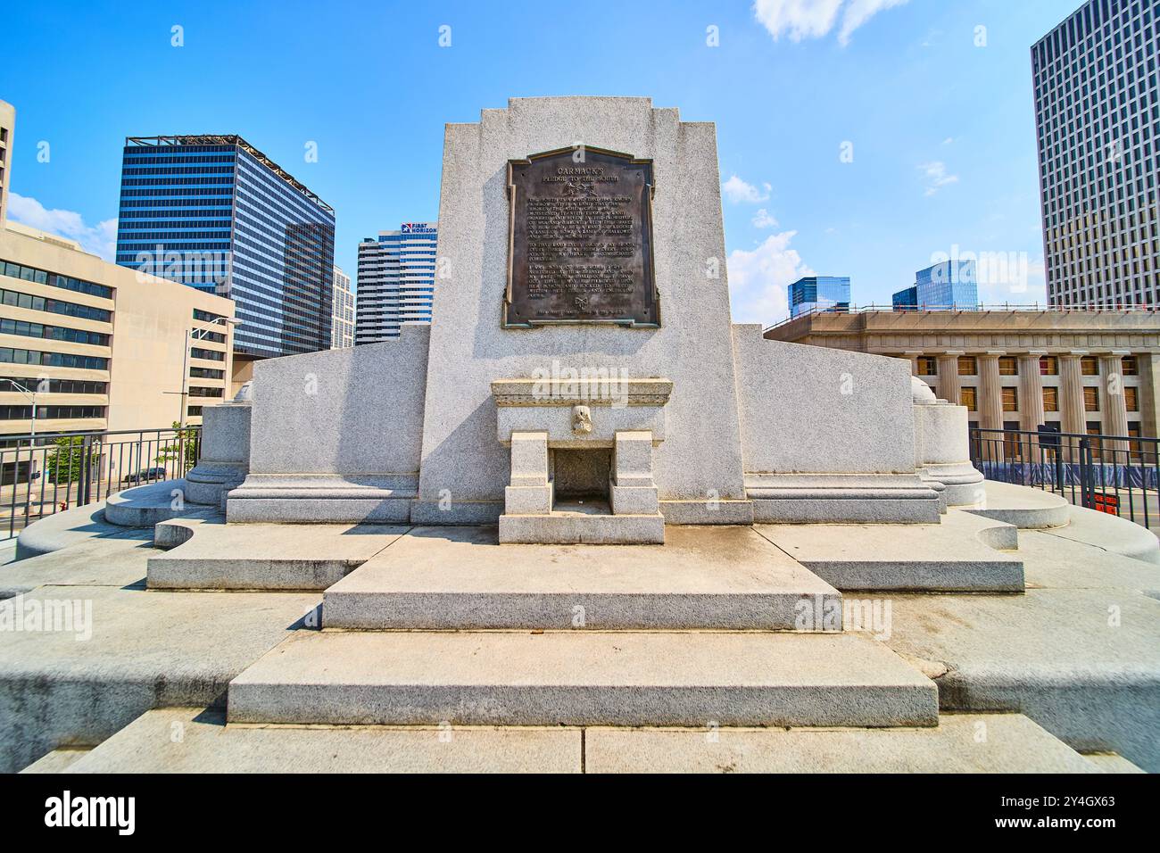 Monument du palais de justice de Nashville avec gratte-ciel vue au niveau des yeux Banque D'Images