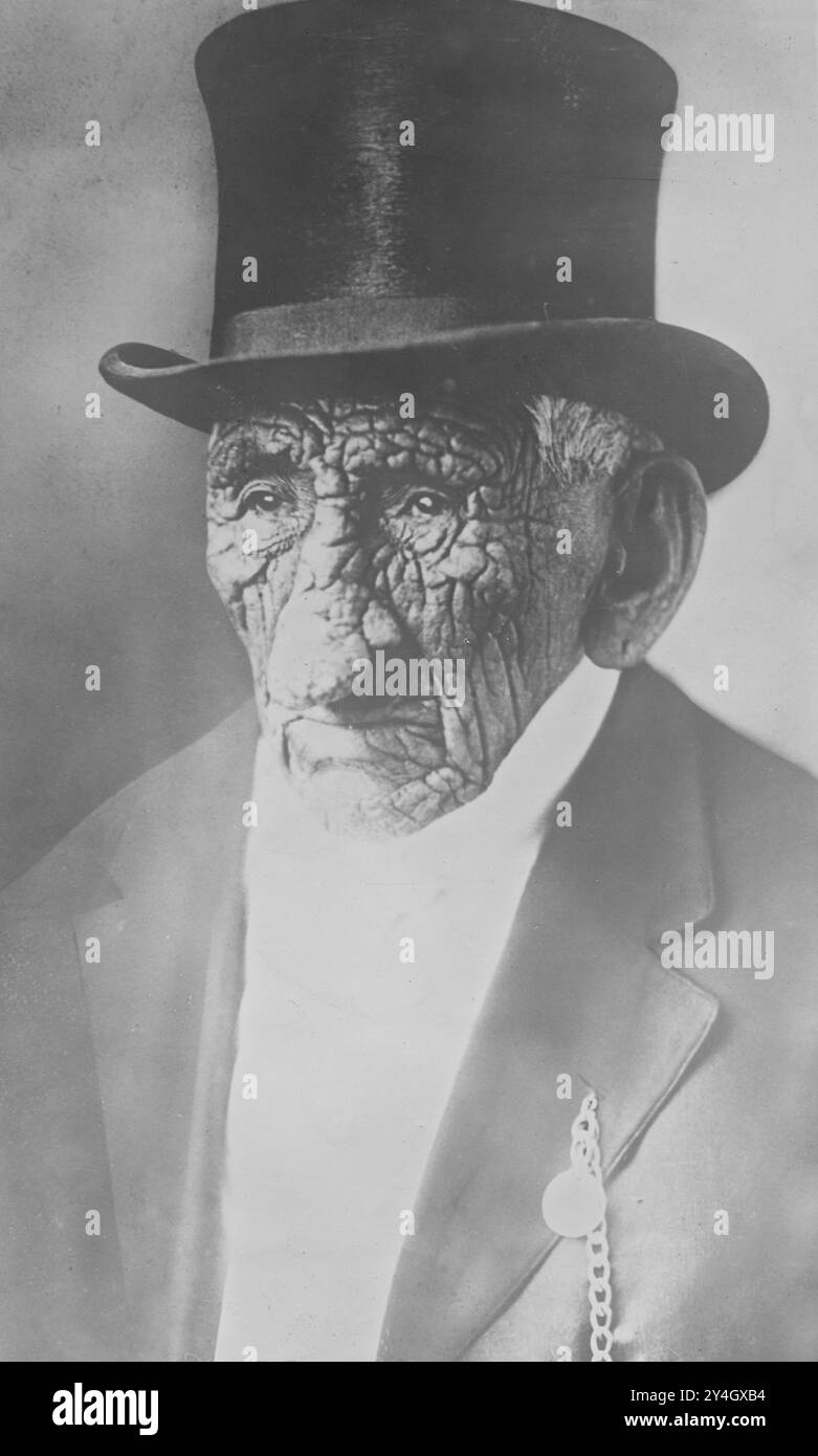 Portrait du chef amérindien John Smith (probablement né entre 1822 et 1826, bien que prétendument dès 1780 ; décédé le 6 février 1922) était un indien Ojibwe américain (Chippewa) qui vivait dans la région de Cass Lake, Minnesota (photo de 1921) était-il l'homme le plus âgé du monde? Banque D'Images