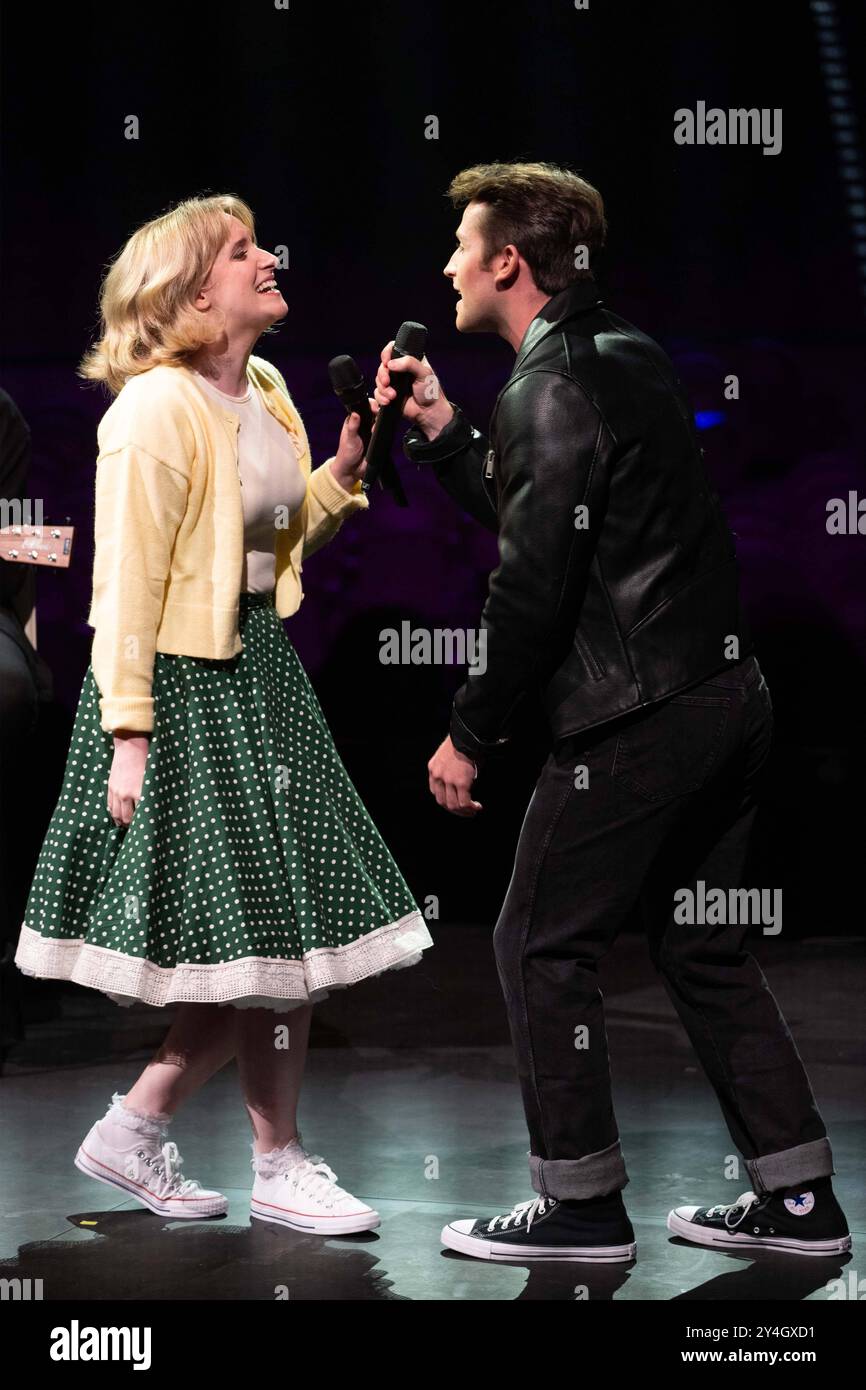 Lottie POWER, Saengerin, musical-Darstellerin, spielt die Rolle der Sandy, Ben DARCY Saenger, musical-Darsteller, spielt die Rolle des Danny, in dem musical Grease - Das Hitmusical Vorstellung des neuen programms fuer das Metronom Theater Oberhausen, , Metronom Theater Oberhausen am 18.09.2024, *** Lottie POWER, chanteur, interprète musical, joue le rôle de Sandy, interprète musical, interprète DE la musique, Ben DARHAUSY, interprète musical, dans le nouveau rôle DE Metronom, dans le nouveau rôle de la comédie musicale DE la musique DE la musique DE la musique de la musique de la musique, Metronom Theater Oberhausen le 18 09 2024, Banque D'Images