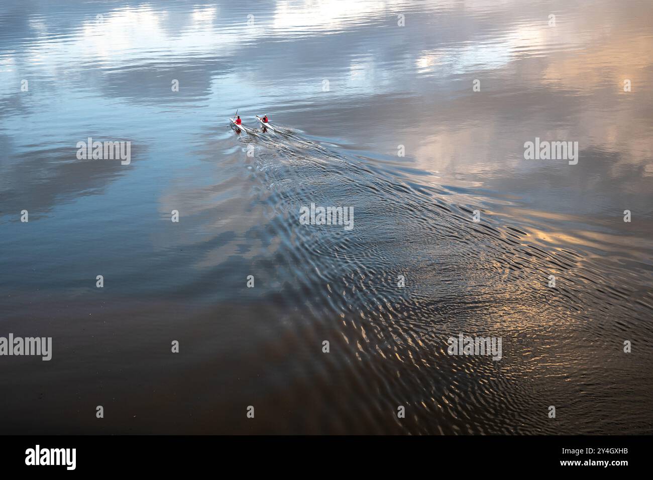 Kayakistes Potomac River Georgetown Washington DC // WASHINGTON, États-Unis — deux kayakistes pagayent sur les eaux calmes de la rivière Potomac près de Georgetown à Washington DC. Le front de mer pittoresque offre un cadre paisible pour les loisirs en plein air dans le cadre du quartier historique. Banque D'Images