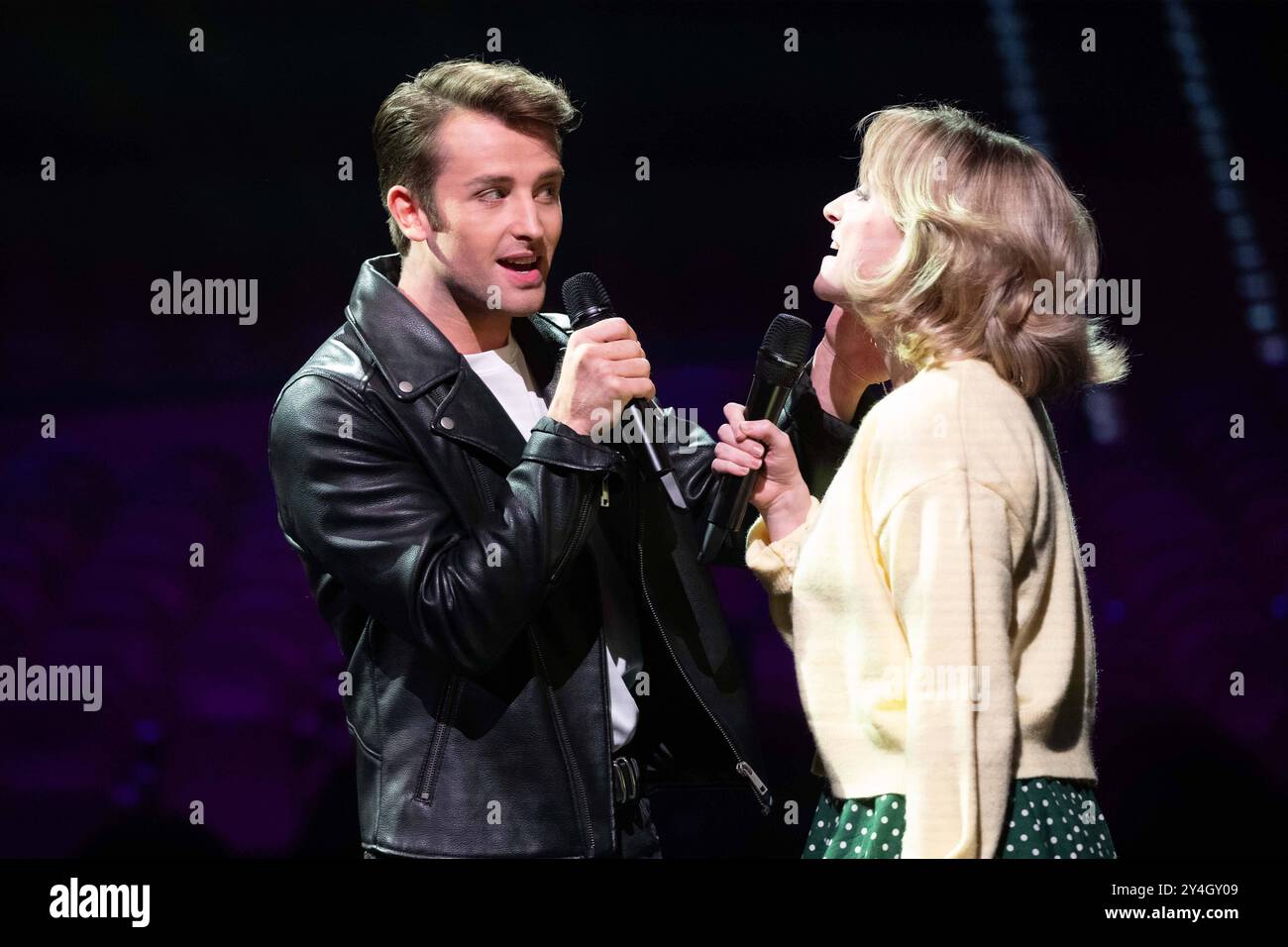 Lottie POWER, Saengerin, musical-Darstellerin, spielt die Rolle der Sandy, Ben DARCY Saenger, musical-Darsteller, spielt die Rolle des Danny, in dem musical Grease - Das Hitmusical Vorstellung des neuen programms fuer das Metronom Theater Oberhausen, , Metronom Theater Oberhausen am 18.09.2024, *** Lottie POWER, chanteur, interprète musical, joue le rôle de Sandy, interprète musical, interprète DE la musique, Ben DARHAUSY, interprète musical, dans le nouveau rôle DE Metronom, dans le nouveau rôle de la comédie musicale DE la musique DE la musique DE la musique de la musique de la musique, Metronom Theater Oberhausen le 18 09 2024, Banque D'Images