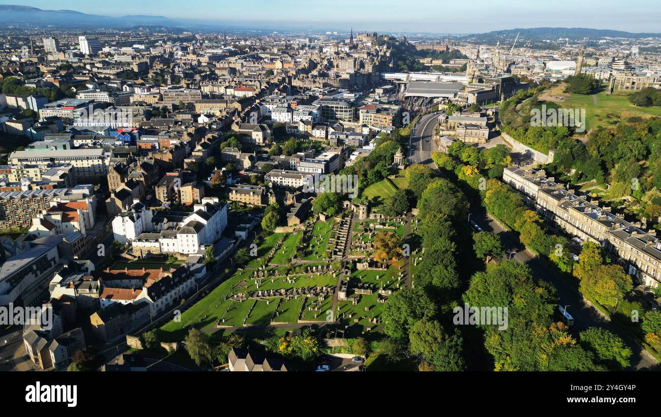 Vue aérienne de Regent Terrace (à droite) et Royal Mile (à gauche) avec le château d'Édimbourg au loin. Banque D'Images