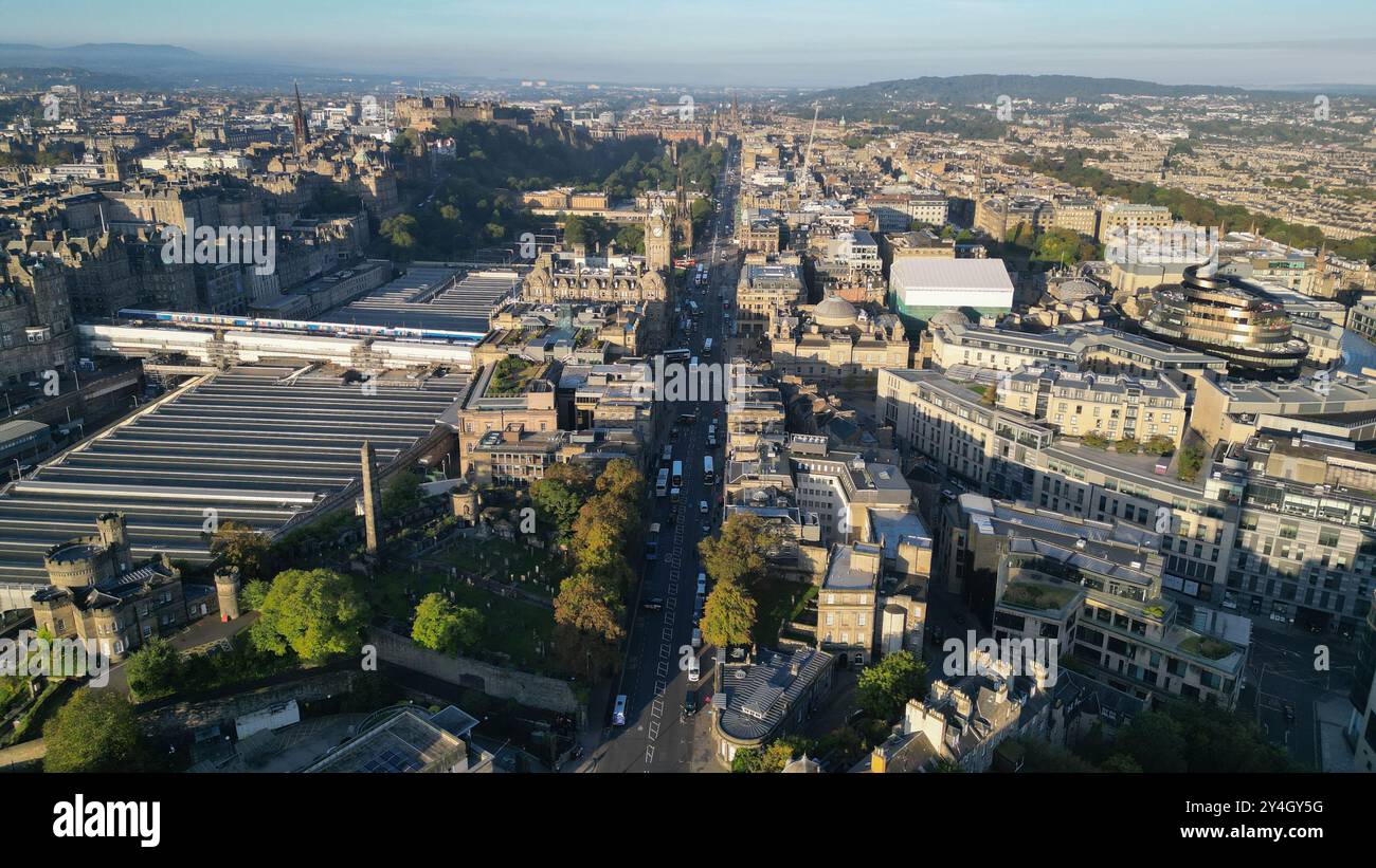 Vue aérienne par drone de Waterloo place et Princes Street Edinburgh depuis Calton Hill. Banque D'Images