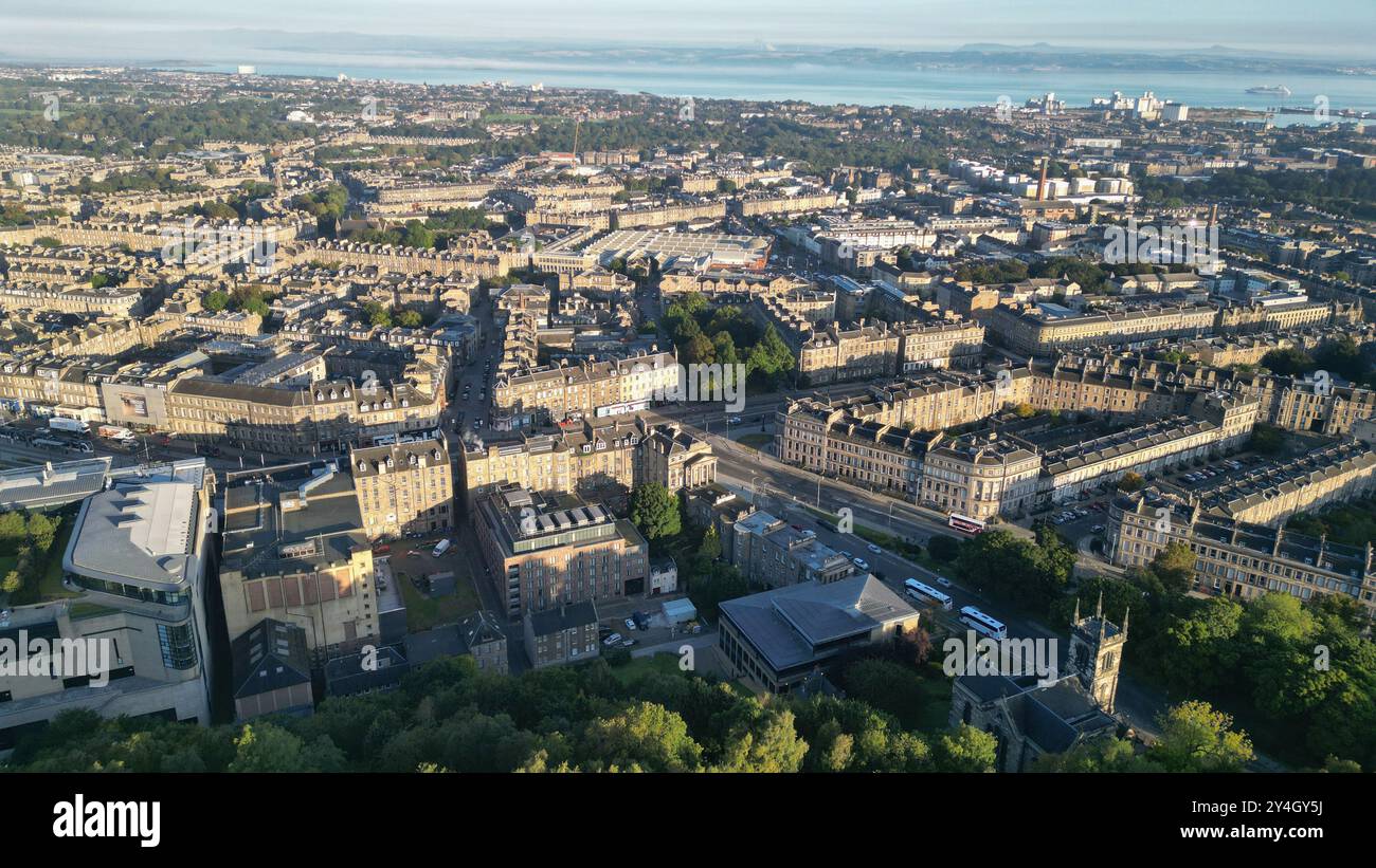 Vue aérienne par drone depuis Calton Hill d'Édimbourg au nord-est et le Firth of Forth, Édimbourg, Écosse. Banque D'Images