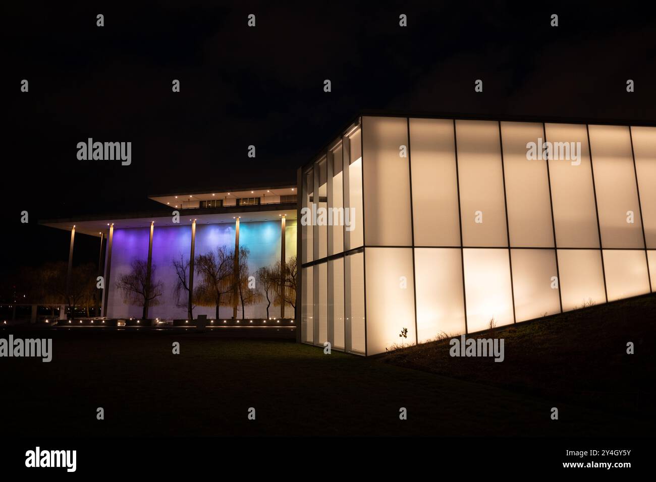 Kennedy Center Rainbow Lights Washington DC // WASHINGTON DC — le John F. Kennedy Center for the Performing Arts est illuminé de lumières arc-en-ciel vibrantes à l'extérieur pour célébrer les honneurs du Kennedy Center. Cette exposition annuelle transforme l'emblématique bâtiment en marbre blanc en un phare coloré le long du fleuve Potomac, mettant en valeur la prestigieuse cérémonie de remise des prix artistiques. Banque D'Images