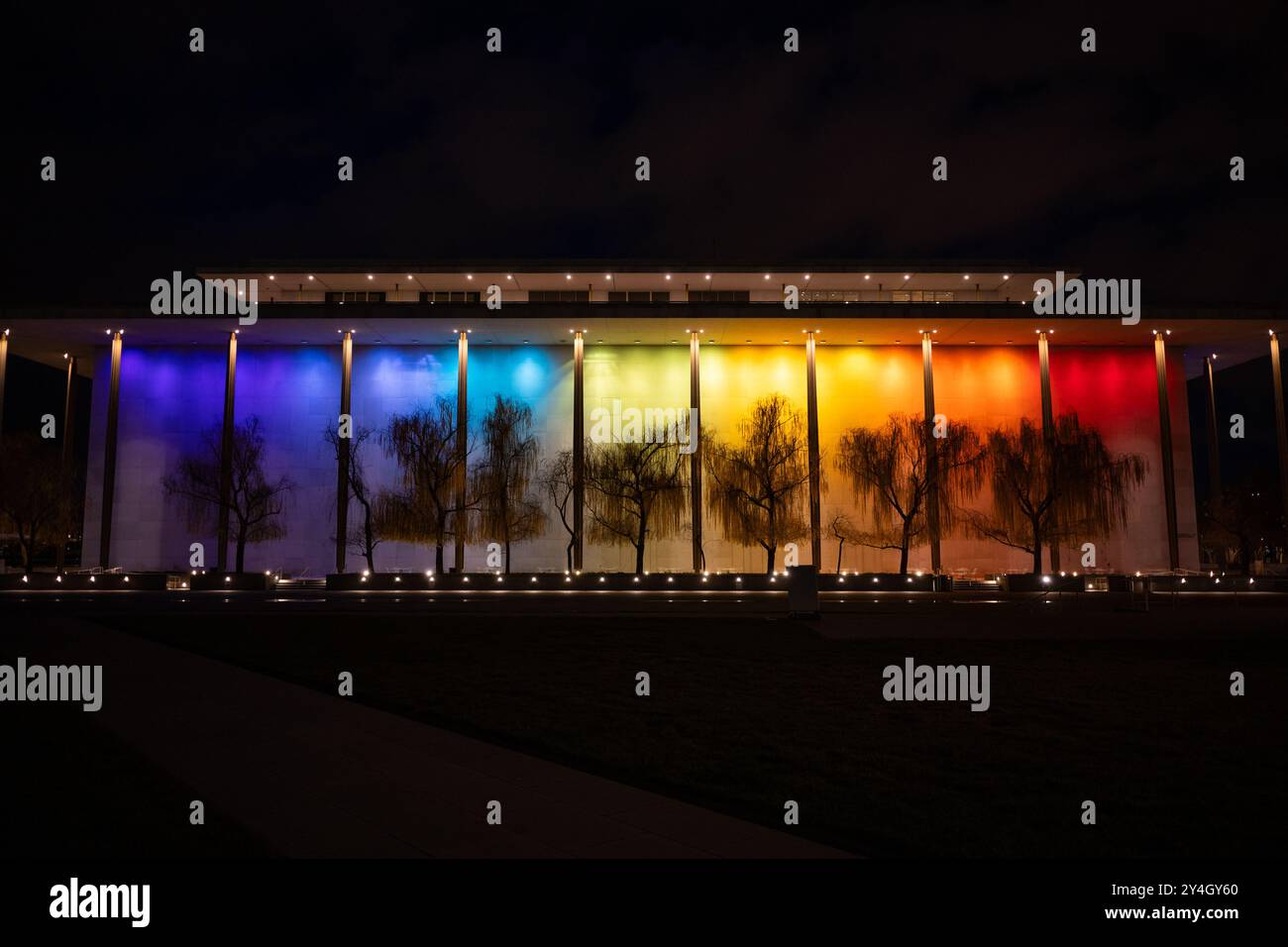 Kennedy Center Rainbow Lights Washington DC // WASHINGTON DC — le John F. Kennedy Center for the Performing Arts est illuminé de lumières arc-en-ciel vibrantes à l'extérieur pour célébrer les honneurs du Kennedy Center. Cette exposition annuelle transforme l'emblématique bâtiment en marbre blanc en un phare coloré le long du fleuve Potomac, mettant en valeur la prestigieuse cérémonie de remise des prix artistiques. Banque D'Images