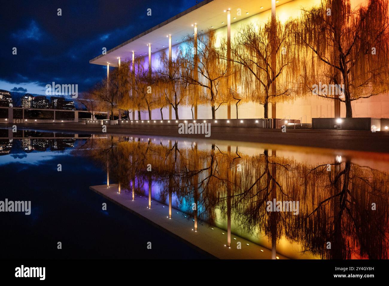 Kennedy Center Rainbow Lights Washington DC // WASHINGTON DC — le John F. Kennedy Center for the Performing Arts est illuminé de lumières arc-en-ciel vibrantes à l'extérieur pour célébrer les honneurs du Kennedy Center. Cette exposition annuelle transforme l'emblématique bâtiment en marbre blanc en un phare coloré le long du fleuve Potomac, mettant en valeur la prestigieuse cérémonie de remise des prix artistiques. Banque D'Images