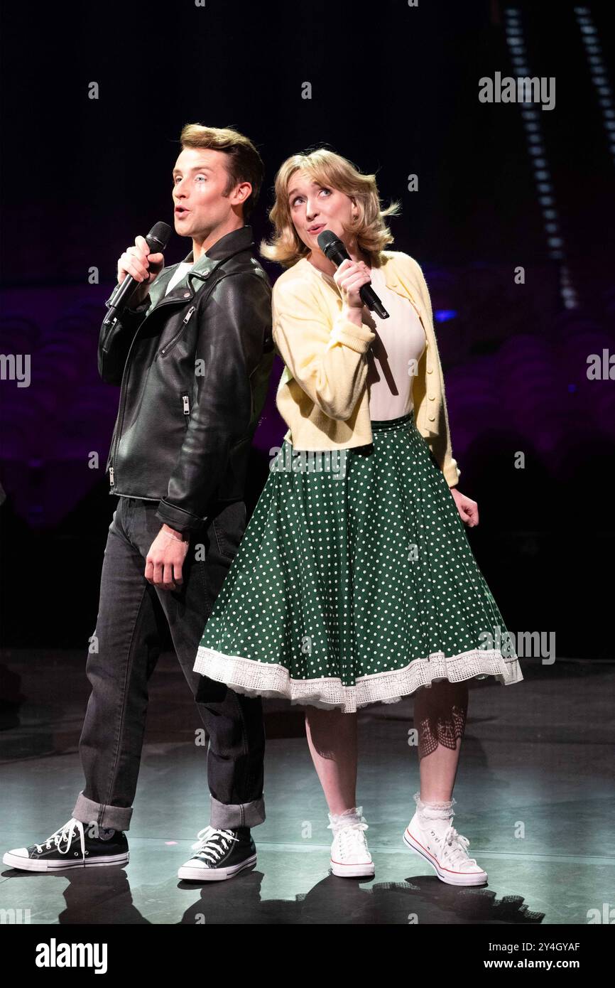 Lottie POWER, Saengerin, musical-Darstellerin, spielt die Rolle der Sandy, Ben DARCY Saenger, musical-Darsteller, spielt die Rolle des Danny, in dem musical Grease - Das Hitmusical Vorstellung des neuen programms fuer das Metronom Theater Oberhausen, , Metronom Theater Oberhausen am 18.09.2024, *** Lottie POWER, chanteur, interprète musical, joue le rôle de Sandy, interprète musical, interprète DE la musique, Ben DARHAUSY, interprète musical, dans le nouveau rôle DE Metronom, dans le nouveau rôle de la comédie musicale DE la musique DE la musique DE la musique de la musique de la musique, Metronom Theater Oberhausen le 18 09 2024, Banque D'Images