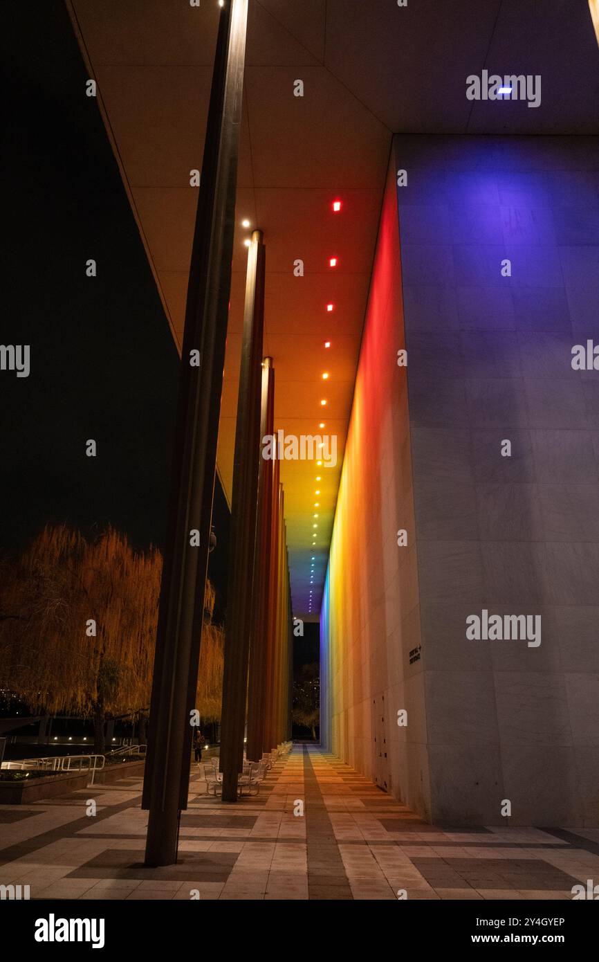 Kennedy Center Rainbow Lights Washington DC // WASHINGTON DC — le John F. Kennedy Center for the Performing Arts est illuminé de lumières arc-en-ciel vibrantes à l'extérieur pour célébrer les honneurs du Kennedy Center. Cette exposition annuelle transforme l'emblématique bâtiment en marbre blanc en un phare coloré le long du fleuve Potomac, mettant en valeur la prestigieuse cérémonie de remise des prix artistiques. Banque D'Images