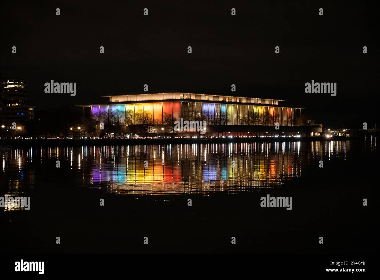 Kennedy Center Rainbow Lights Washington DC // WASHINGTON DC — le John F. Kennedy Center for the Performing Arts est illuminé de lumières arc-en-ciel vibrantes à l'extérieur pour célébrer les honneurs du Kennedy Center. Cette exposition annuelle transforme l'emblématique bâtiment en marbre blanc en un phare coloré le long du fleuve Potomac, mettant en valeur la prestigieuse cérémonie de remise des prix artistiques. Banque D'Images