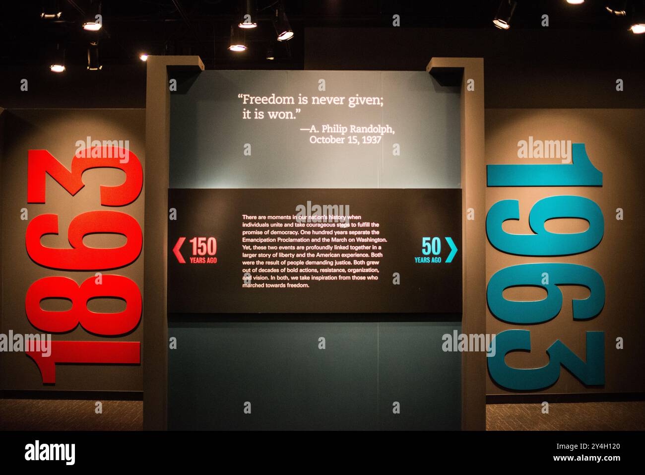 WASHINGTON DC, États-Unis — panneau d'exposition détaillant la rédaction par Lincoln de la Proclamation d'émancipation, qui fait partie de 'Changing America' au National Museum of American History. L'exposition relie la Proclamation de 1863 à la marche de 1963 sur Washington, explorant les thèmes de la démocratie, de la justice et de la liberté pendant 100 ans. Banque D'Images